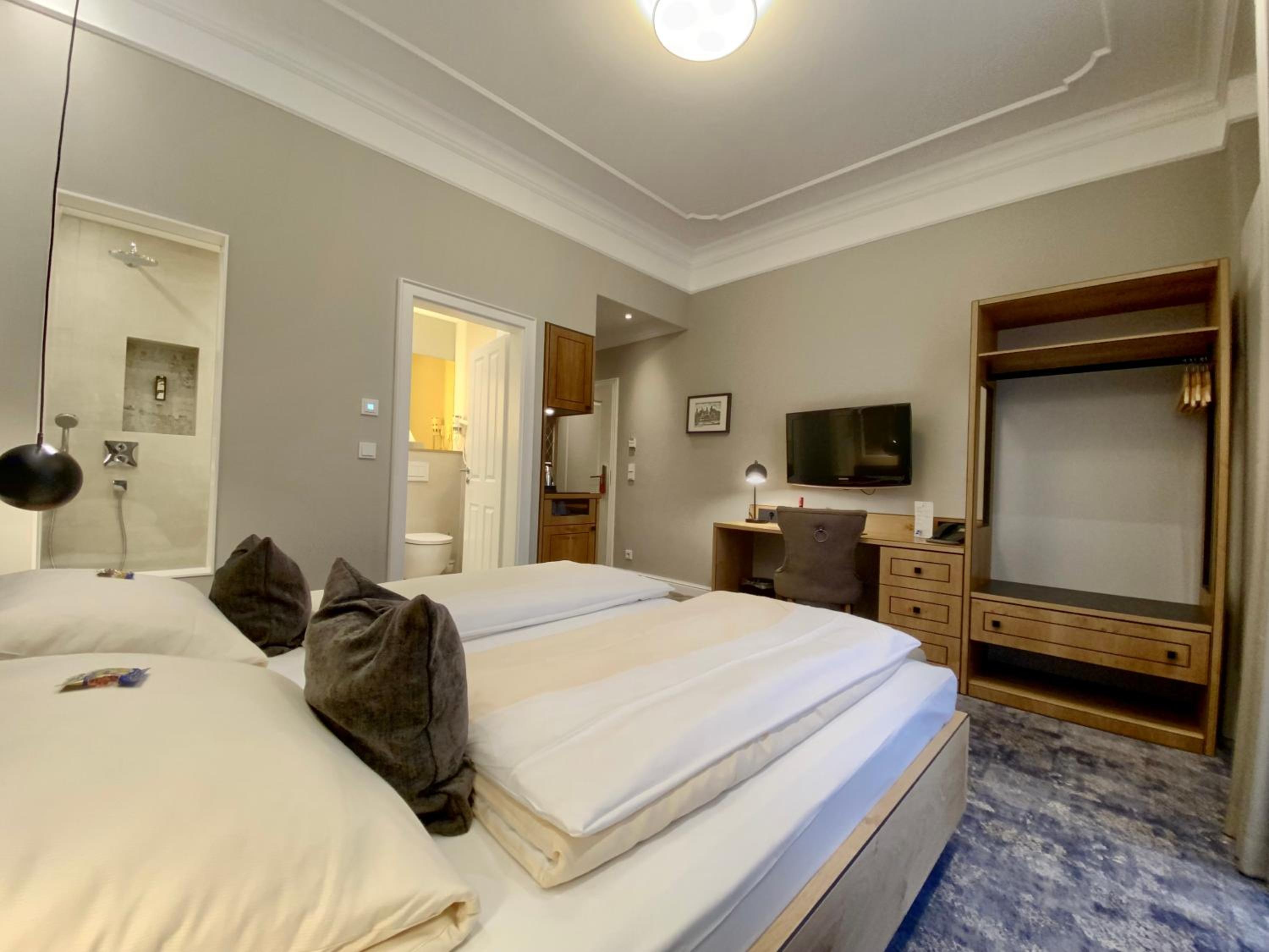 Deluxe Double Room - Photo 12