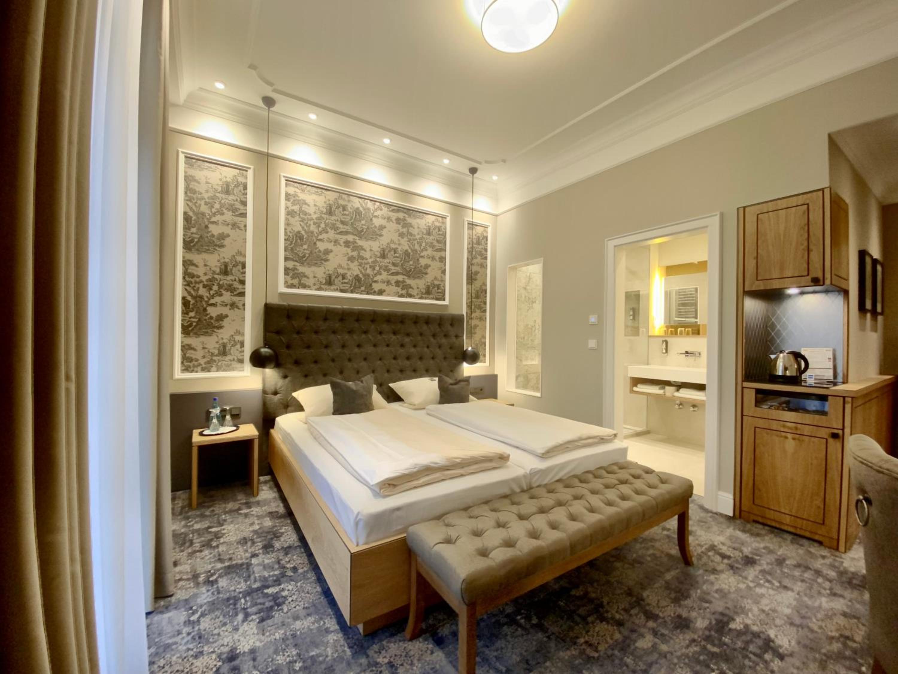 Deluxe Double Room - Photo 13