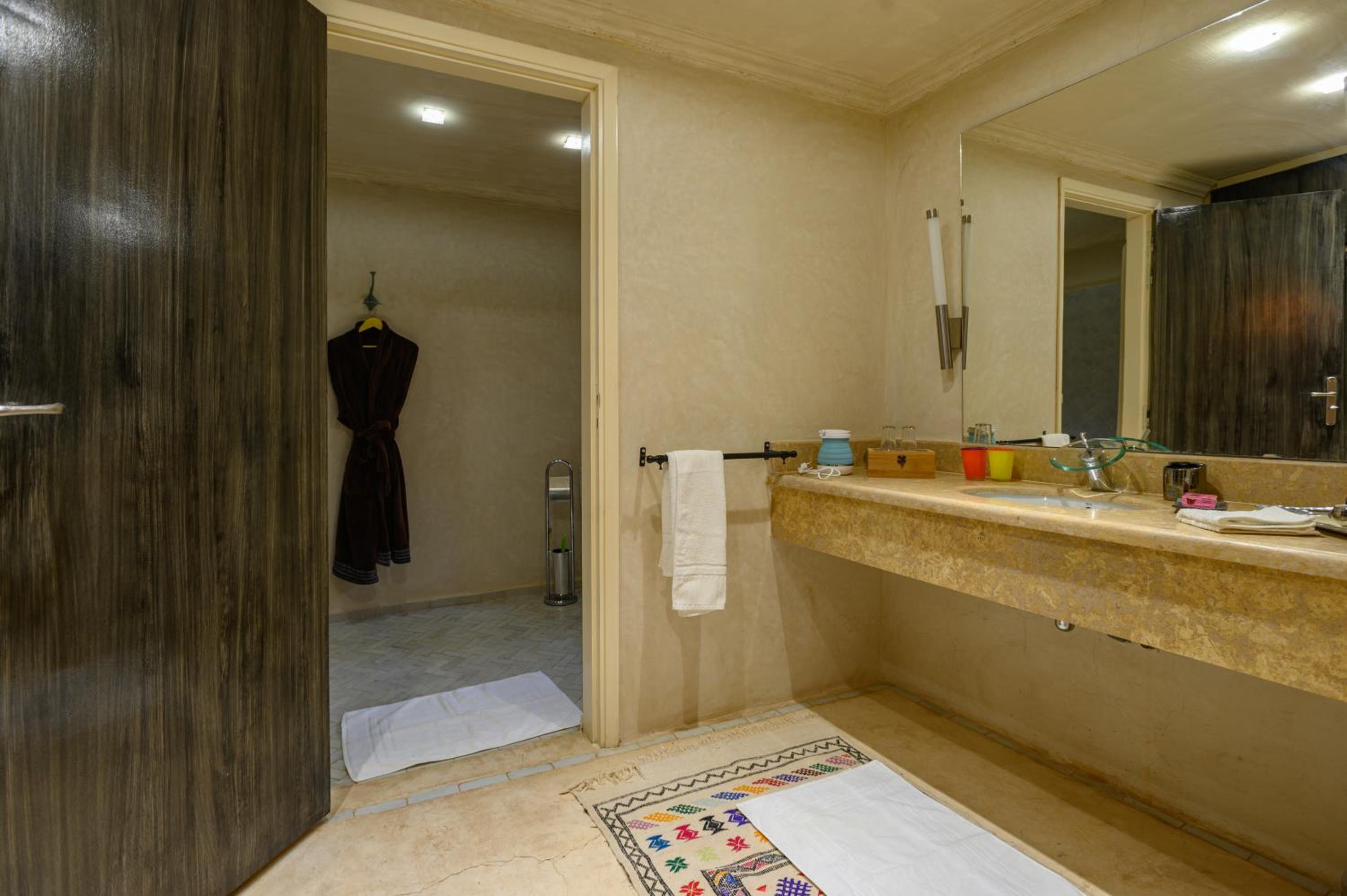 Double Room with Pool View - Photo 15