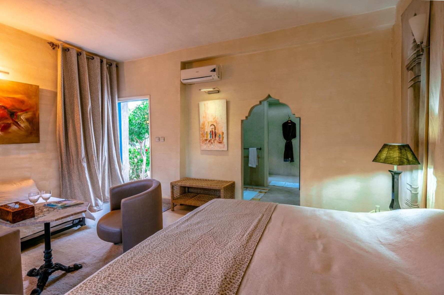 Double Room with Pool View - Photo 3