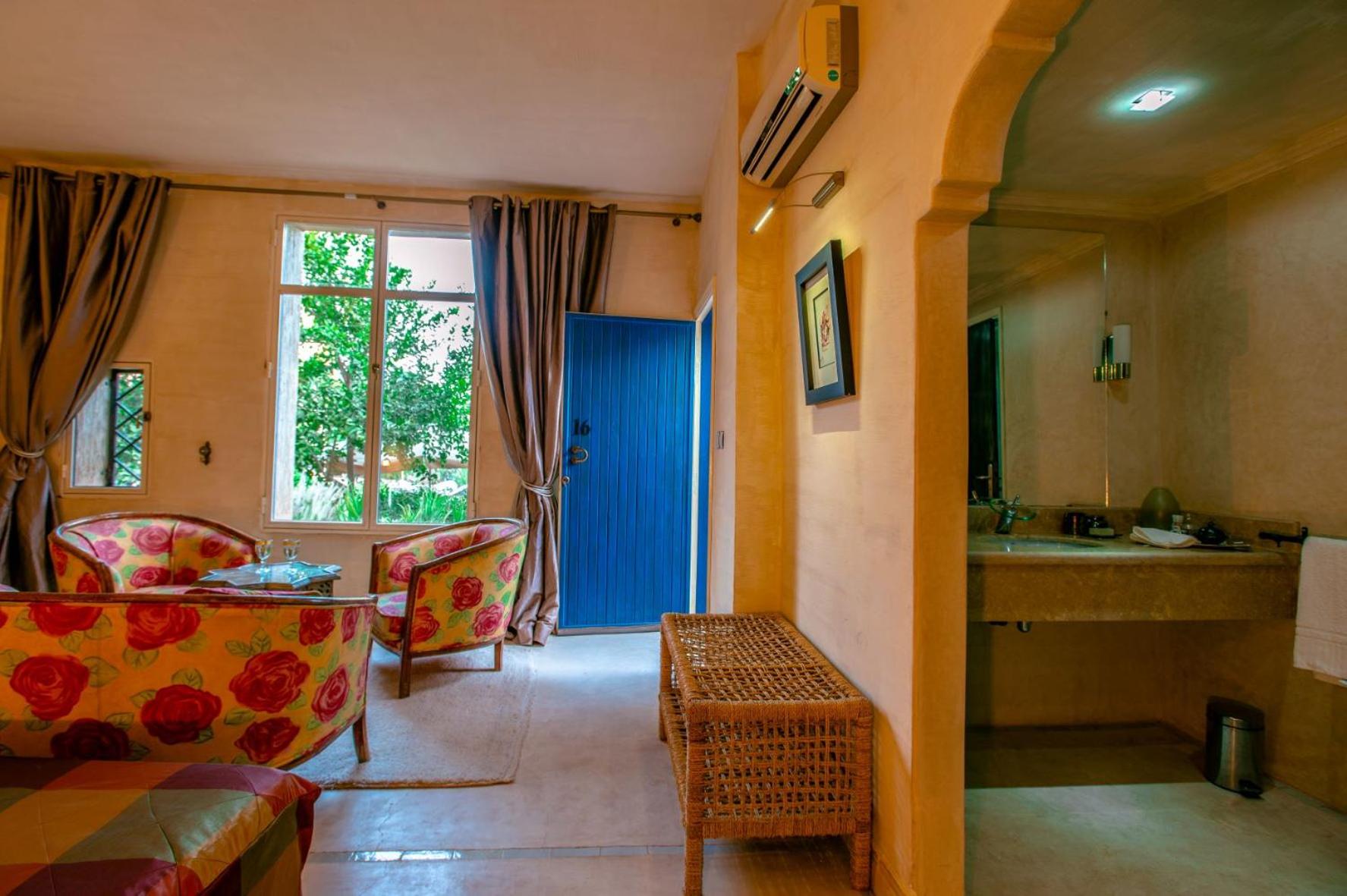 Double Room with Pool View - Photo 4