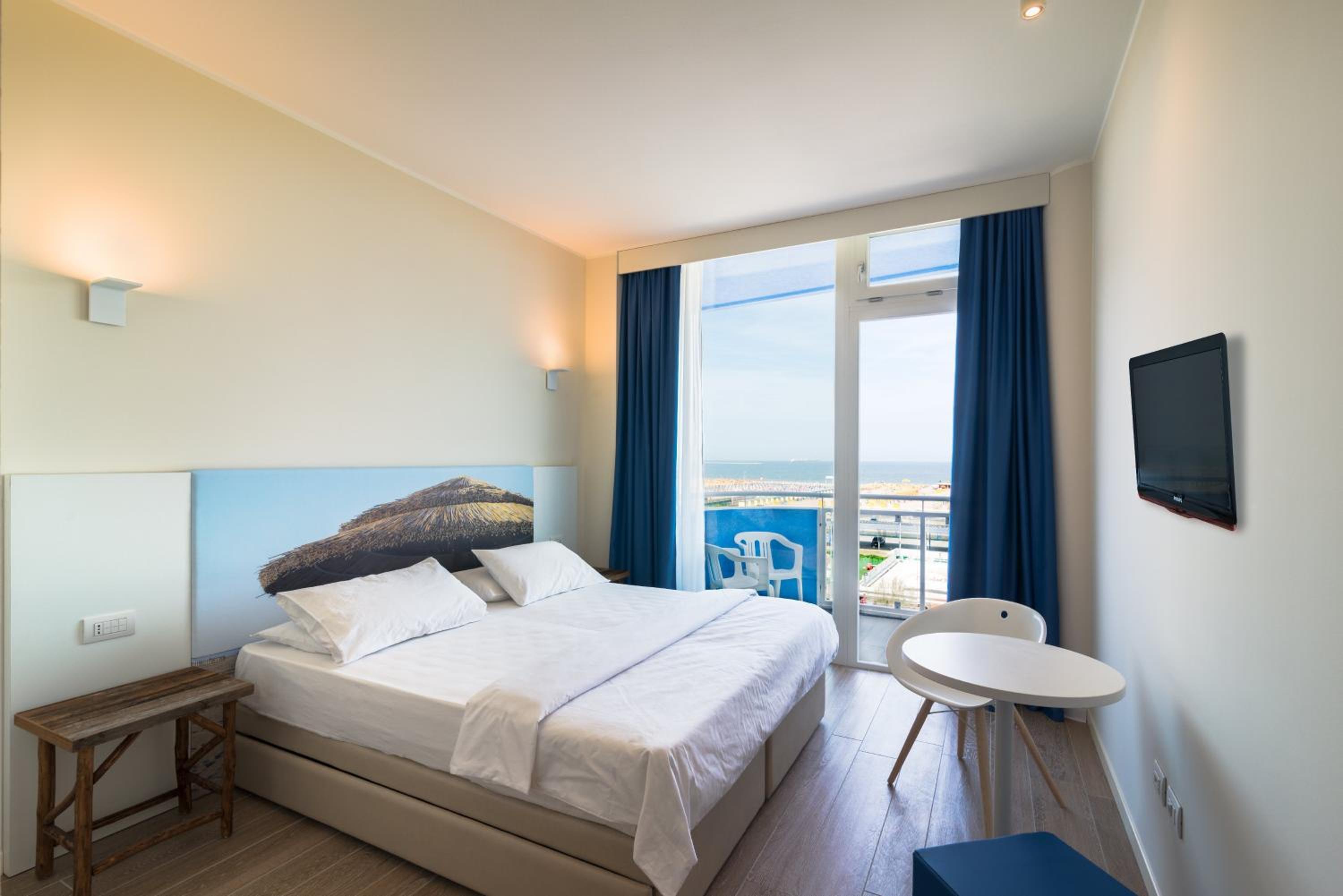Deluxe Double or Twin Room with Sea View photo 3