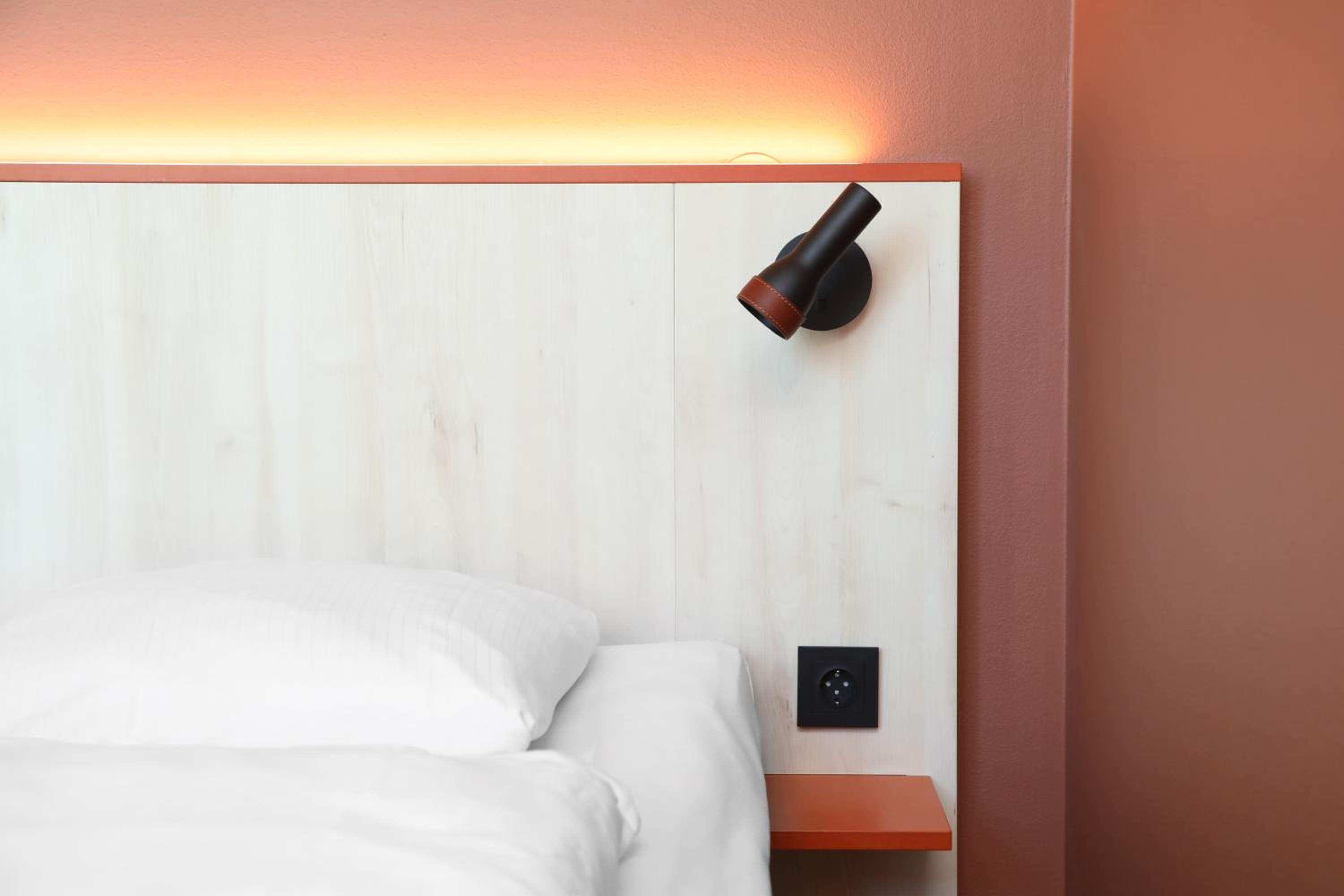 Standard Twin Room thumbnail 5