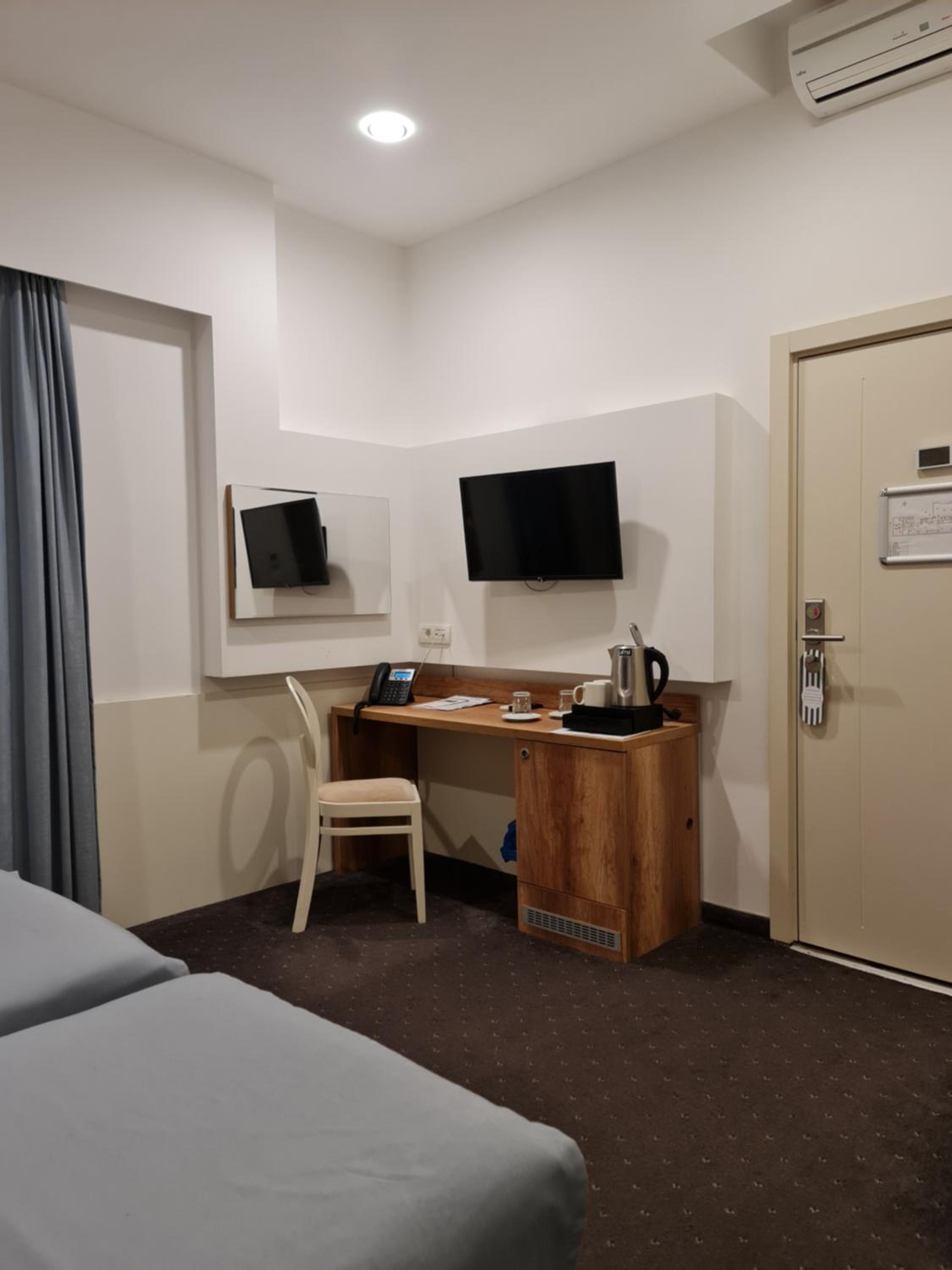 Twin Room - Disability Access photo 2