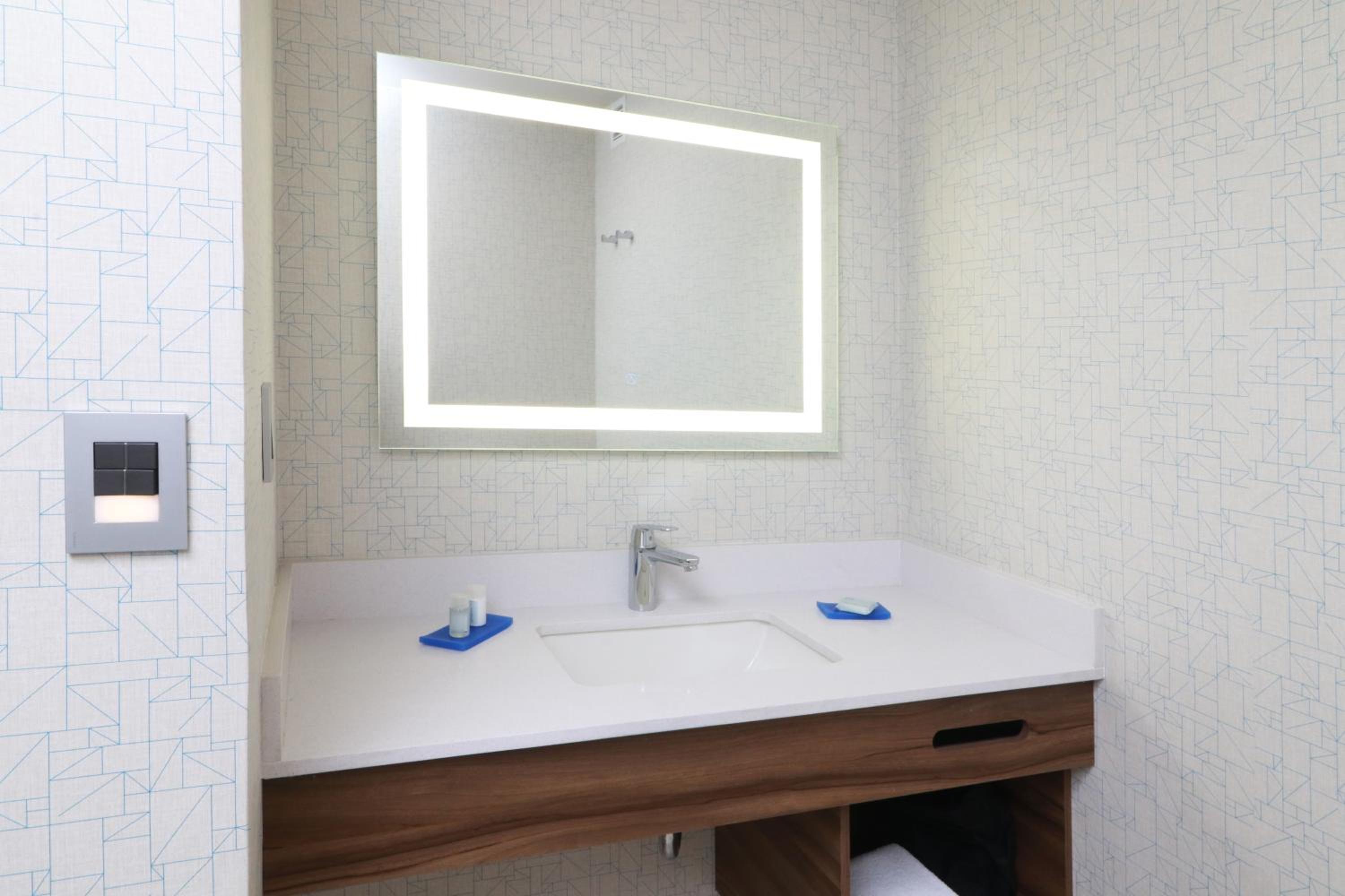 Standard King Room - Photo 8