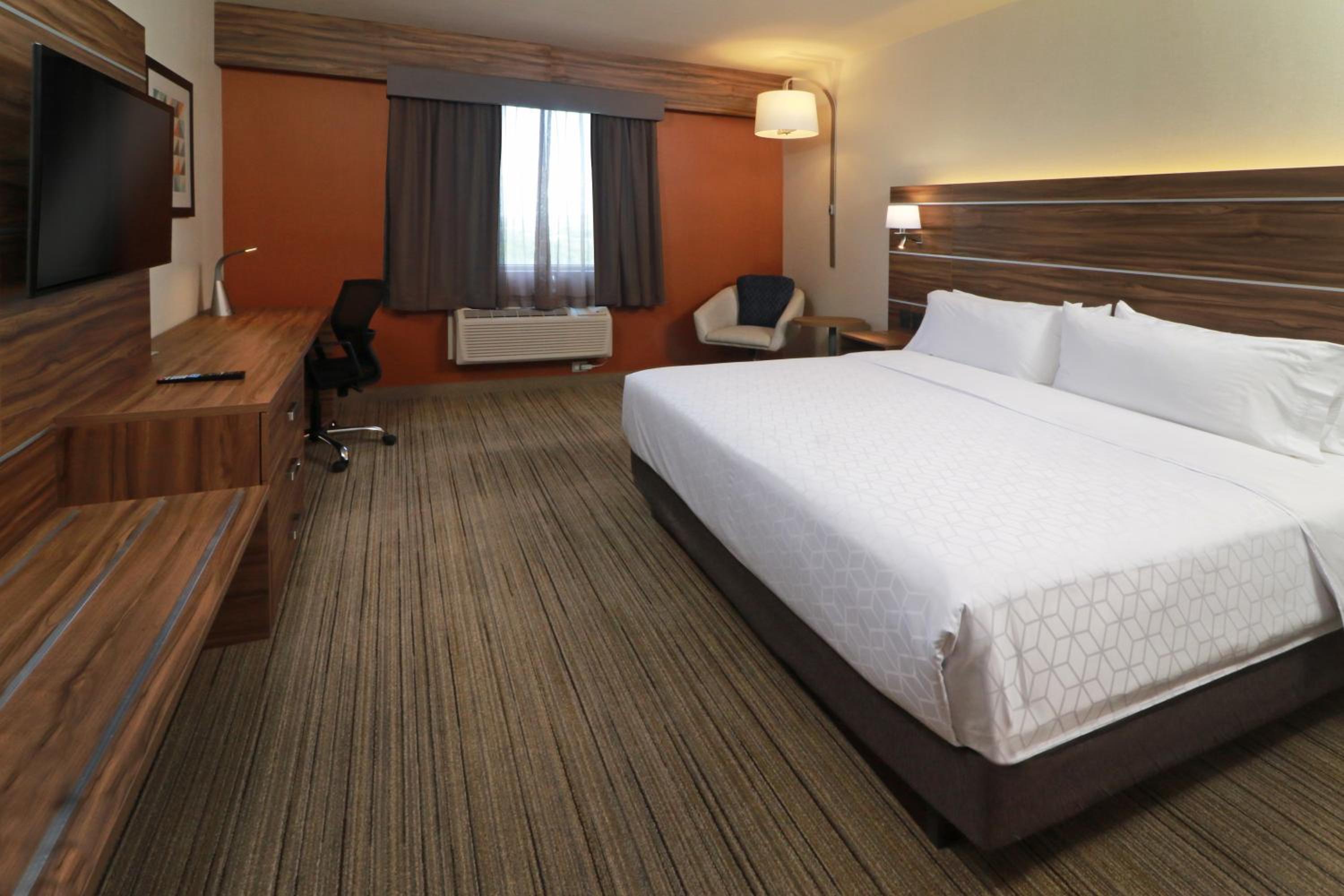 Standard King Room - Photo 7