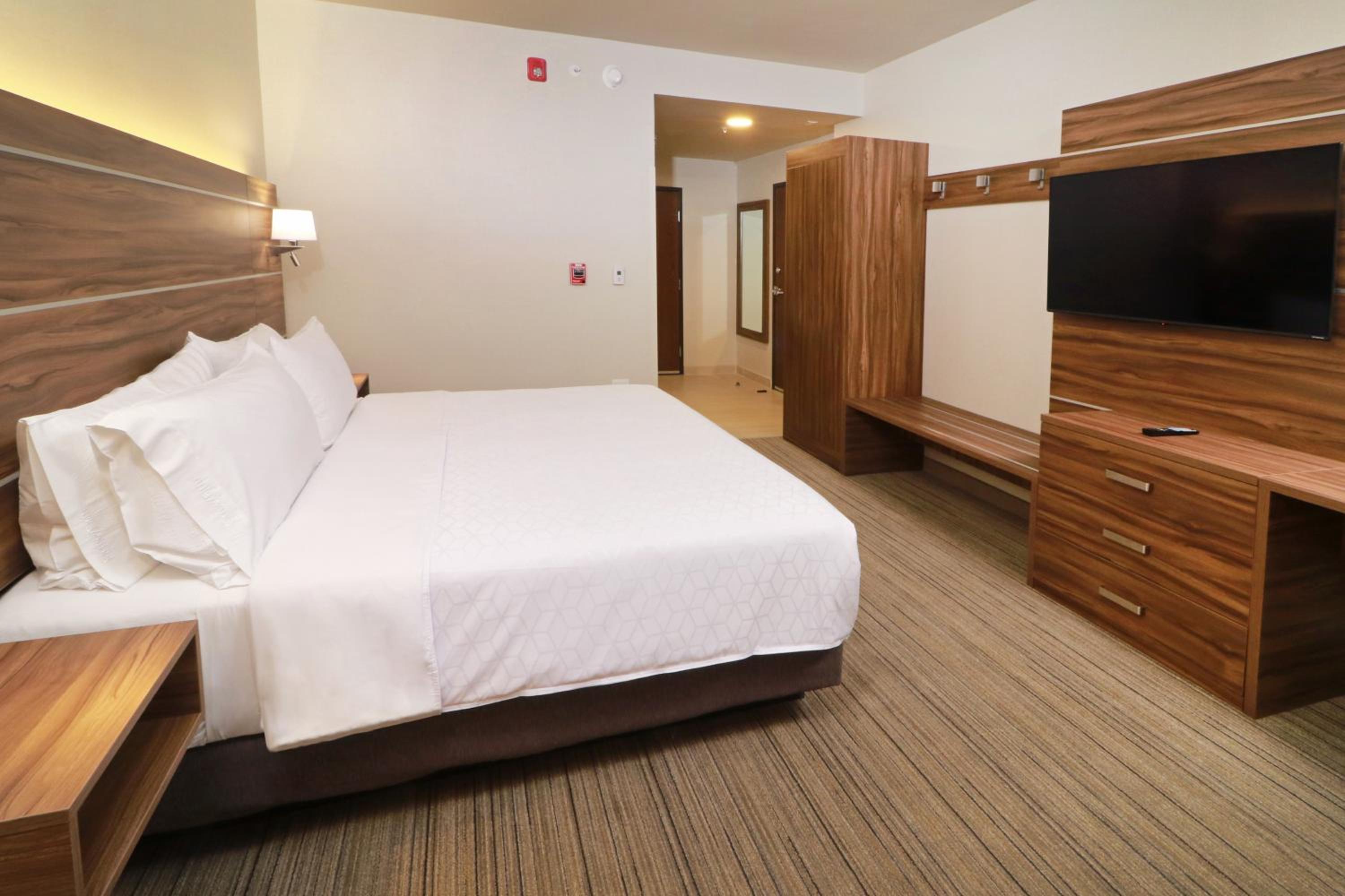 Standard King Room - Accessible thumbnail 5