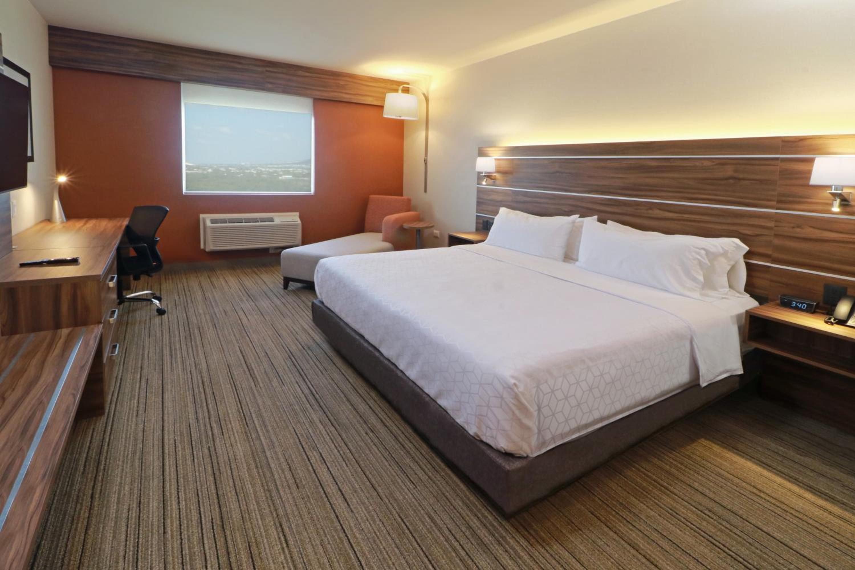 Standard King Room - Photo 6
