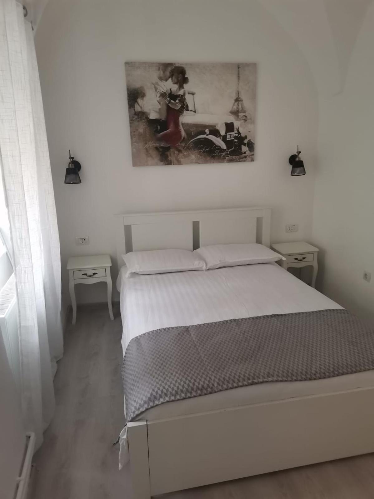 One-Bedroom Apartment - Photo 1