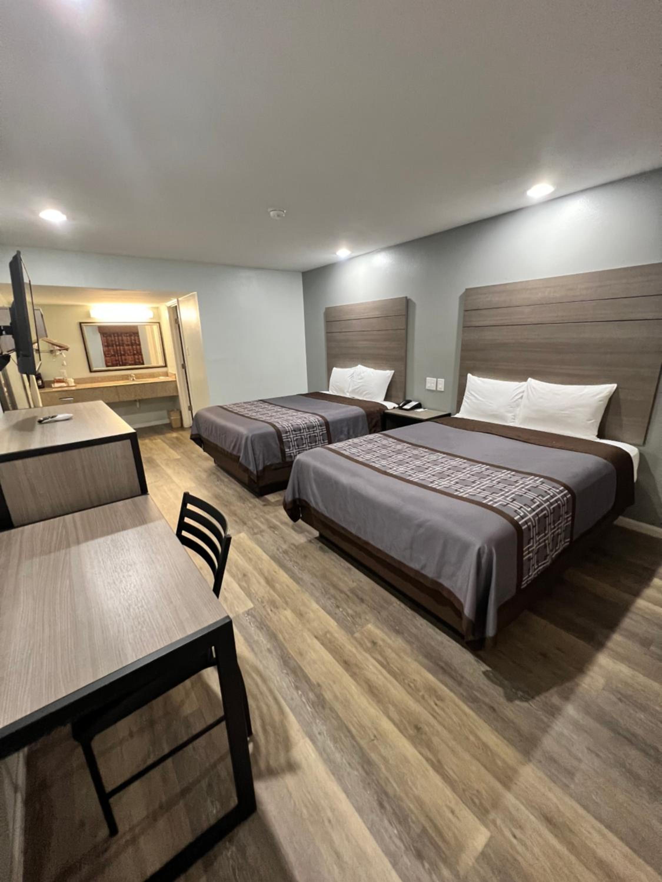 Queen Room with Two Queen Beds - Smoking photo 2