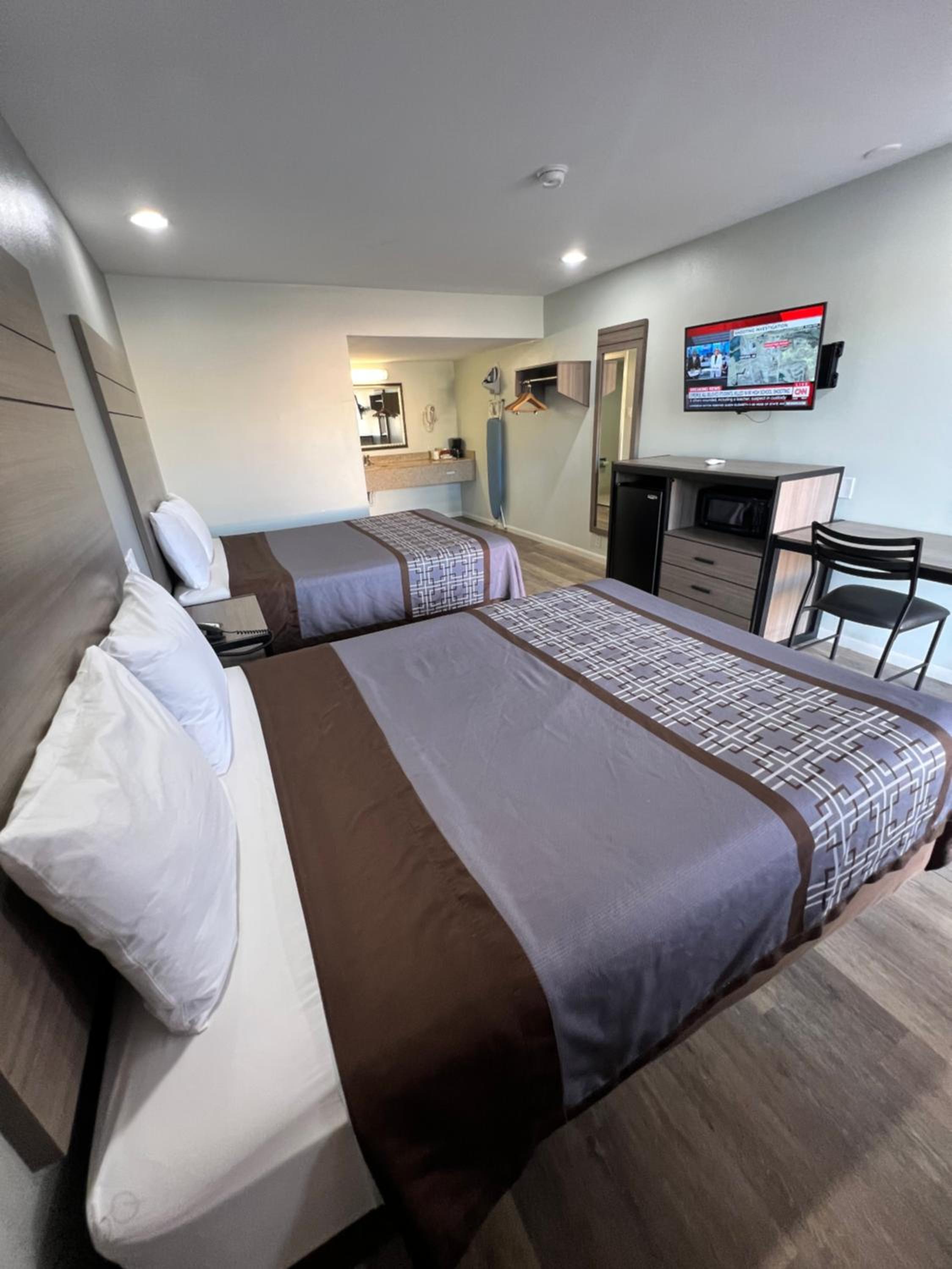 Queen Room with Two Queen Beds - Smoking photo 1