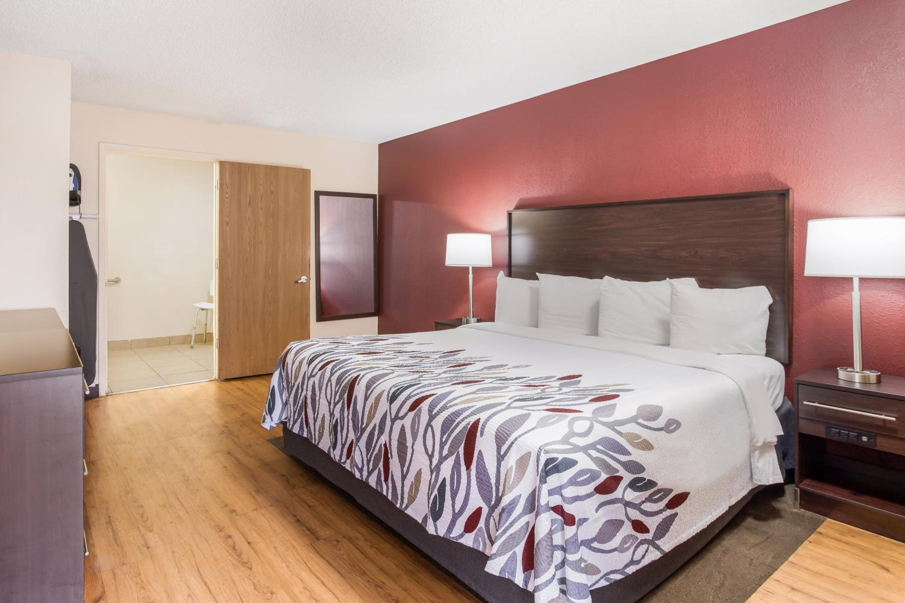Superior King Room Disability Access Smoke Free photo 2
