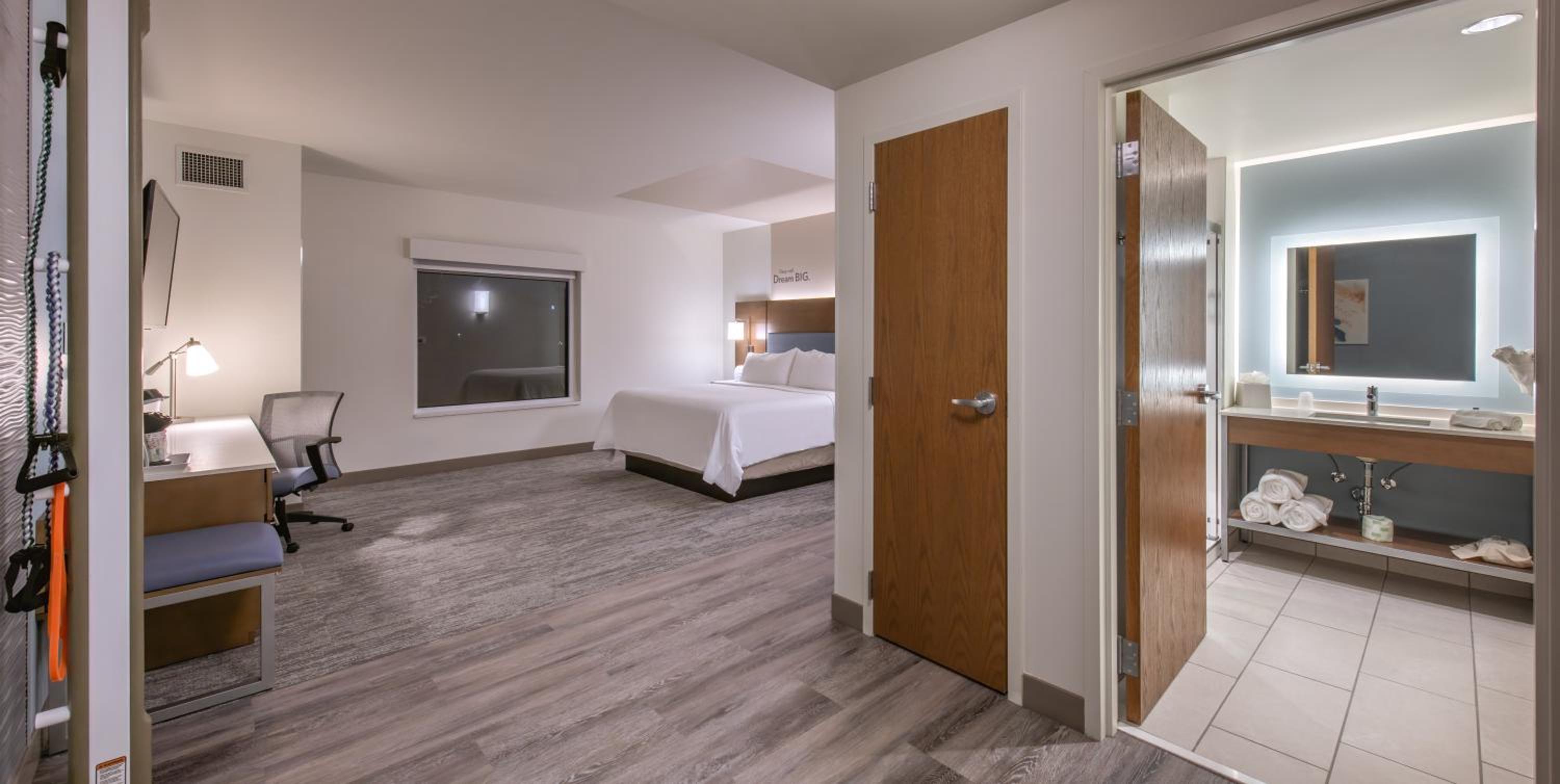 Premium King Room - Photo 6