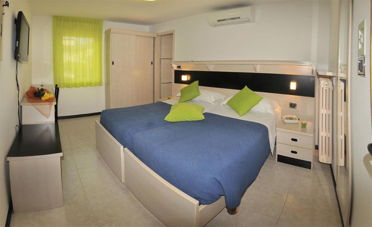 Double or Twin Room photo 3