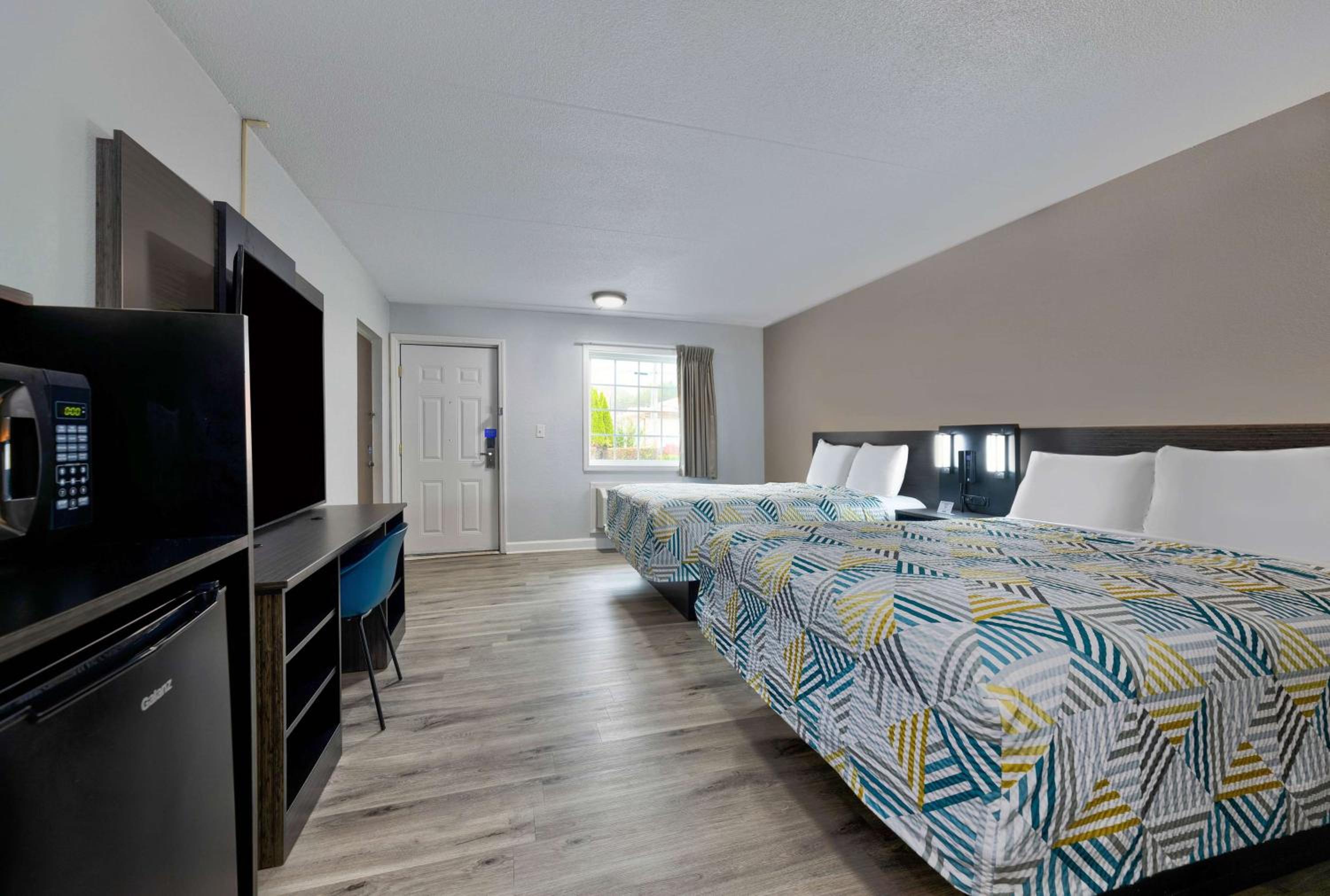 Queen Room with Two Queen Beds - Non-Smoking - Photo 3