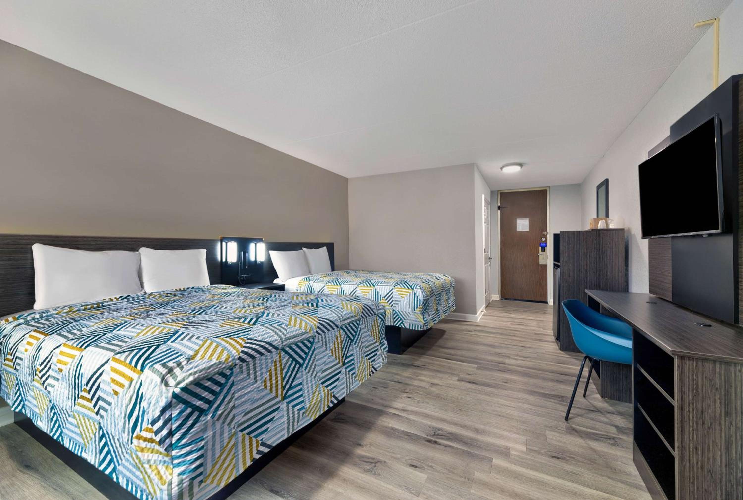 Queen Room with Two Queen Beds - Non-Smoking - Photo 5