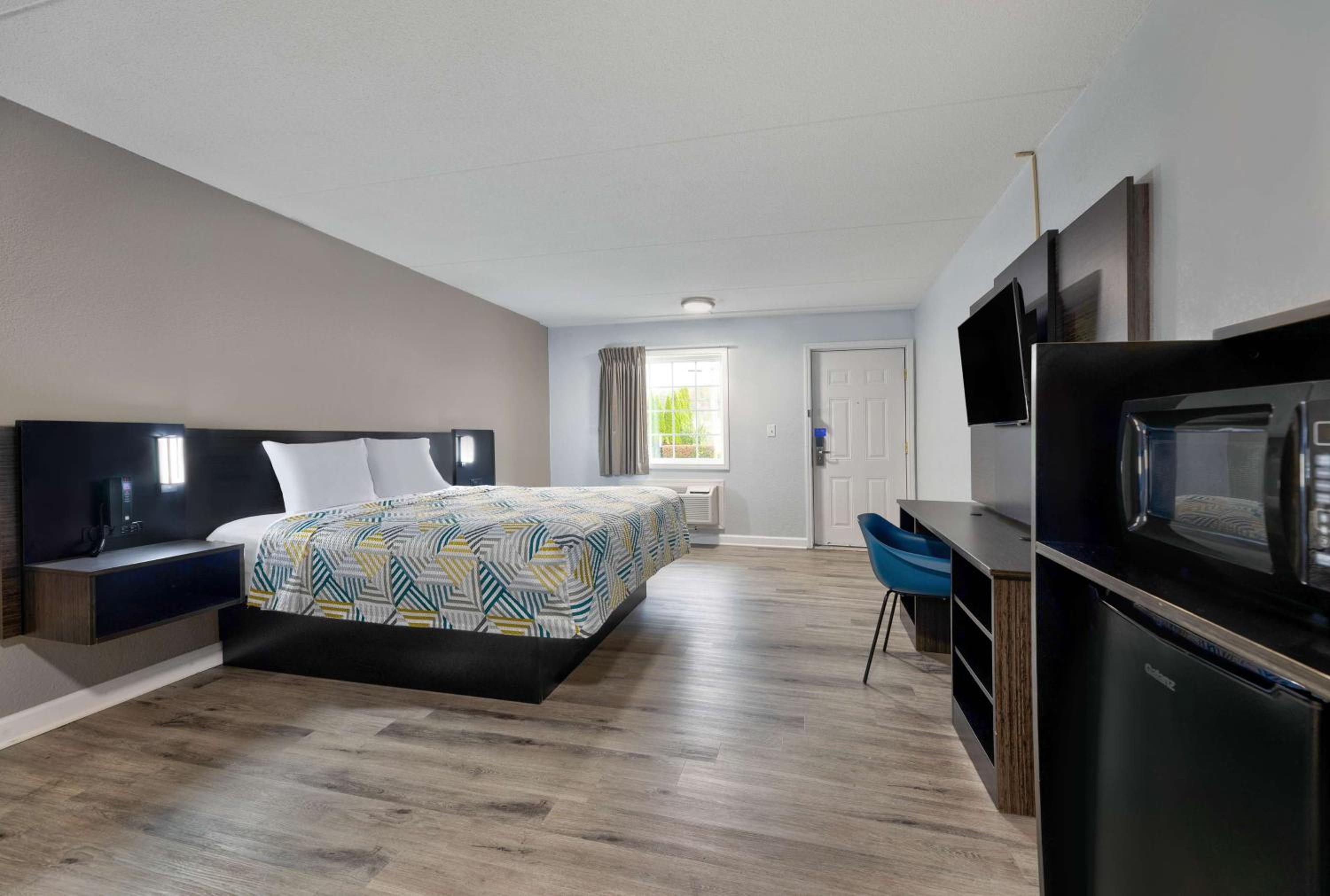 King Room - Non-Smoking - Photo 1