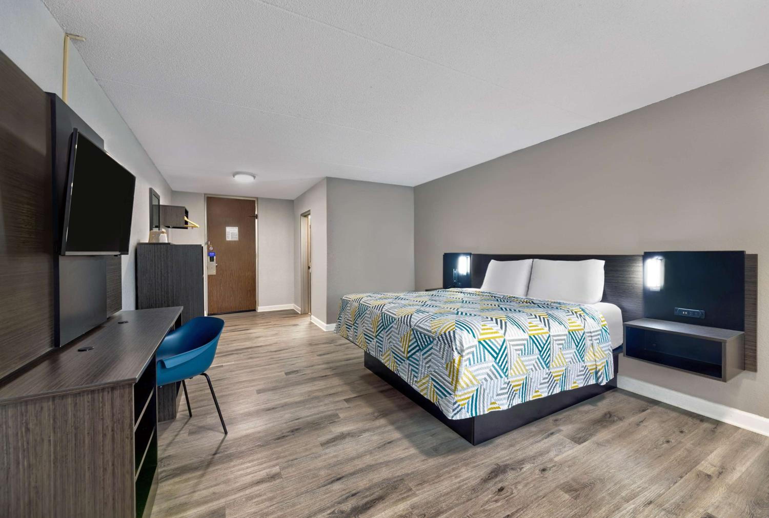 King Room - Non-Smoking - Photo 3