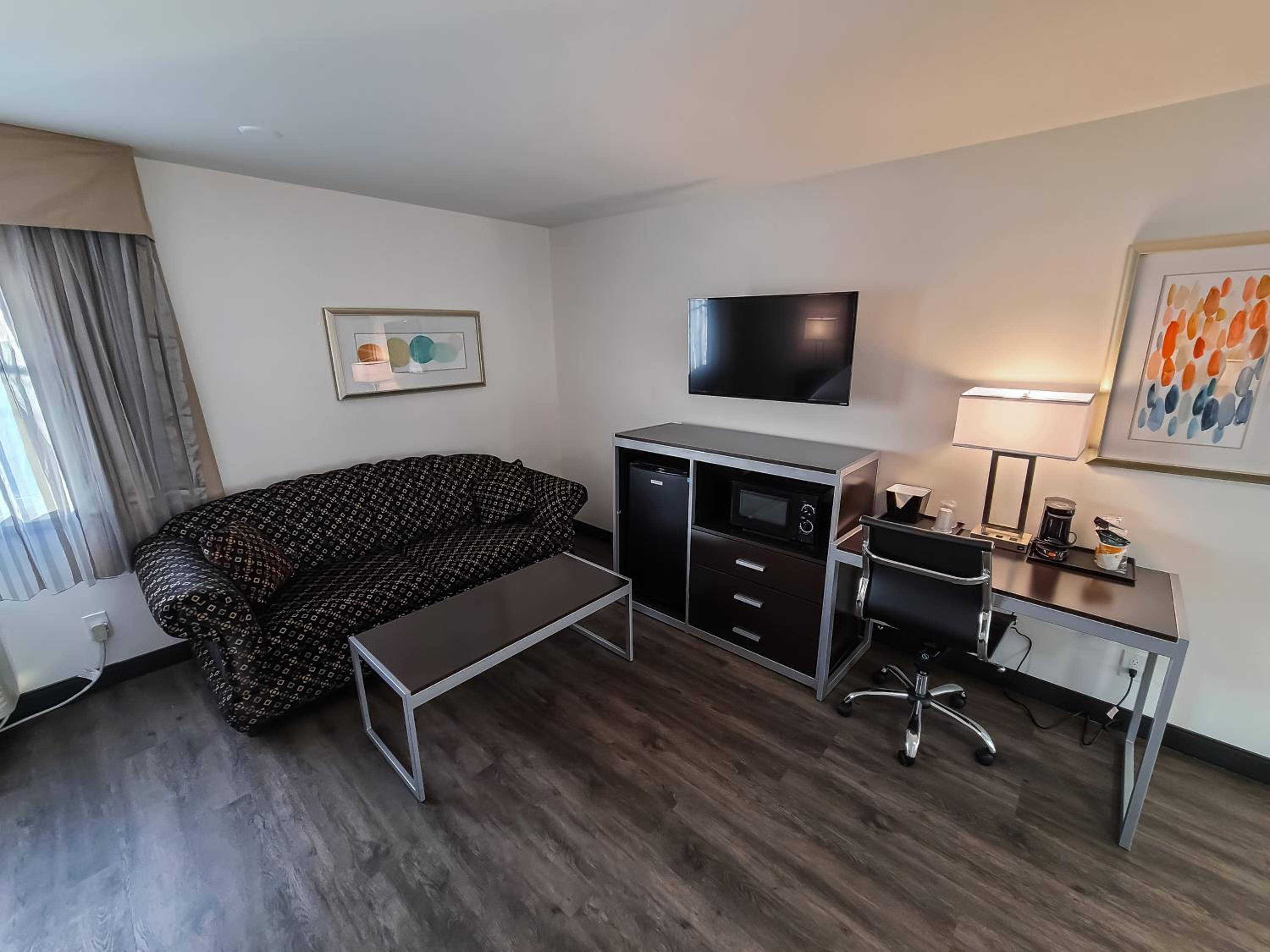 Deluxe Suite, 1 King Bed with Sofa Bed, Non Smoking photo 2