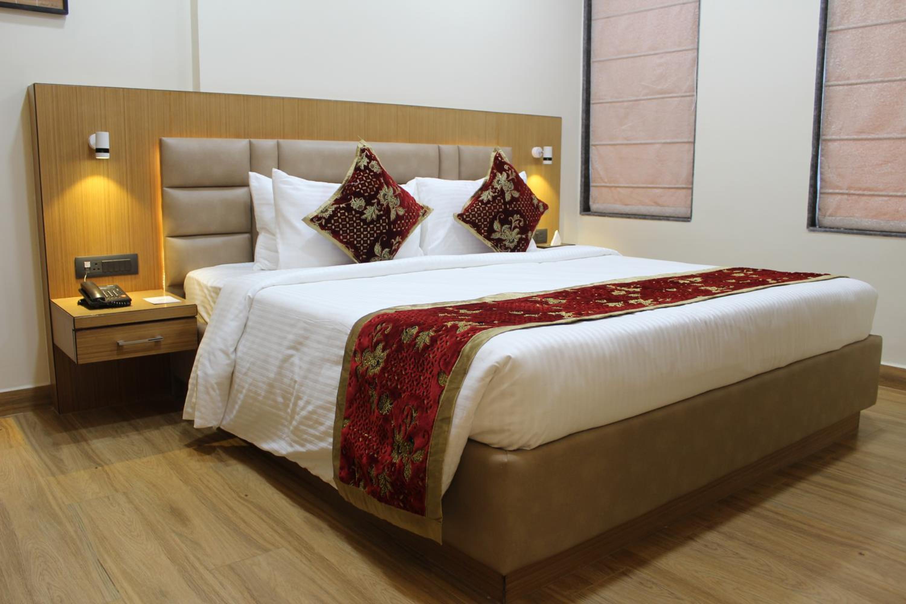Deluxe King Room - Photo 1