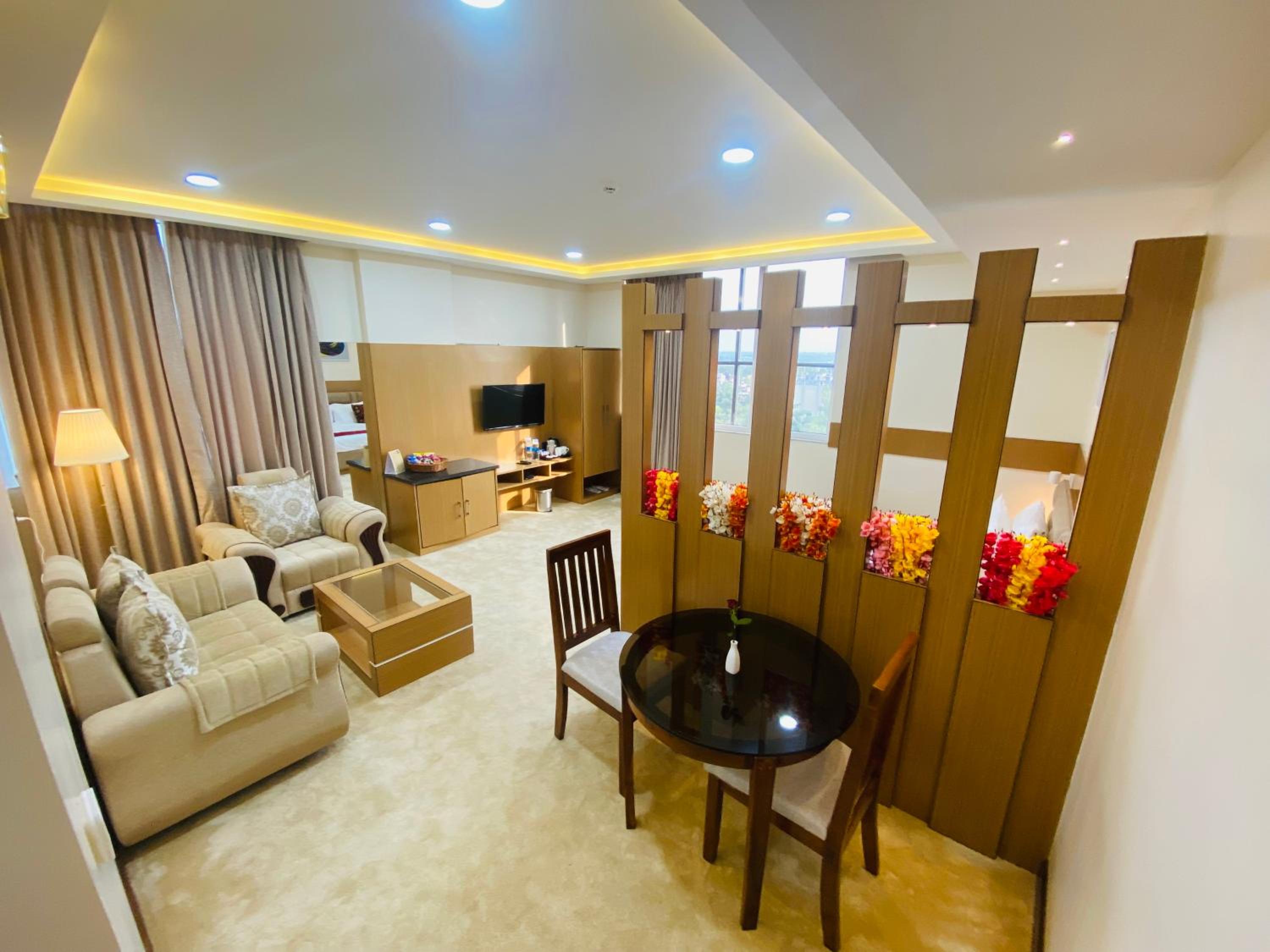 Suite - Photo 1