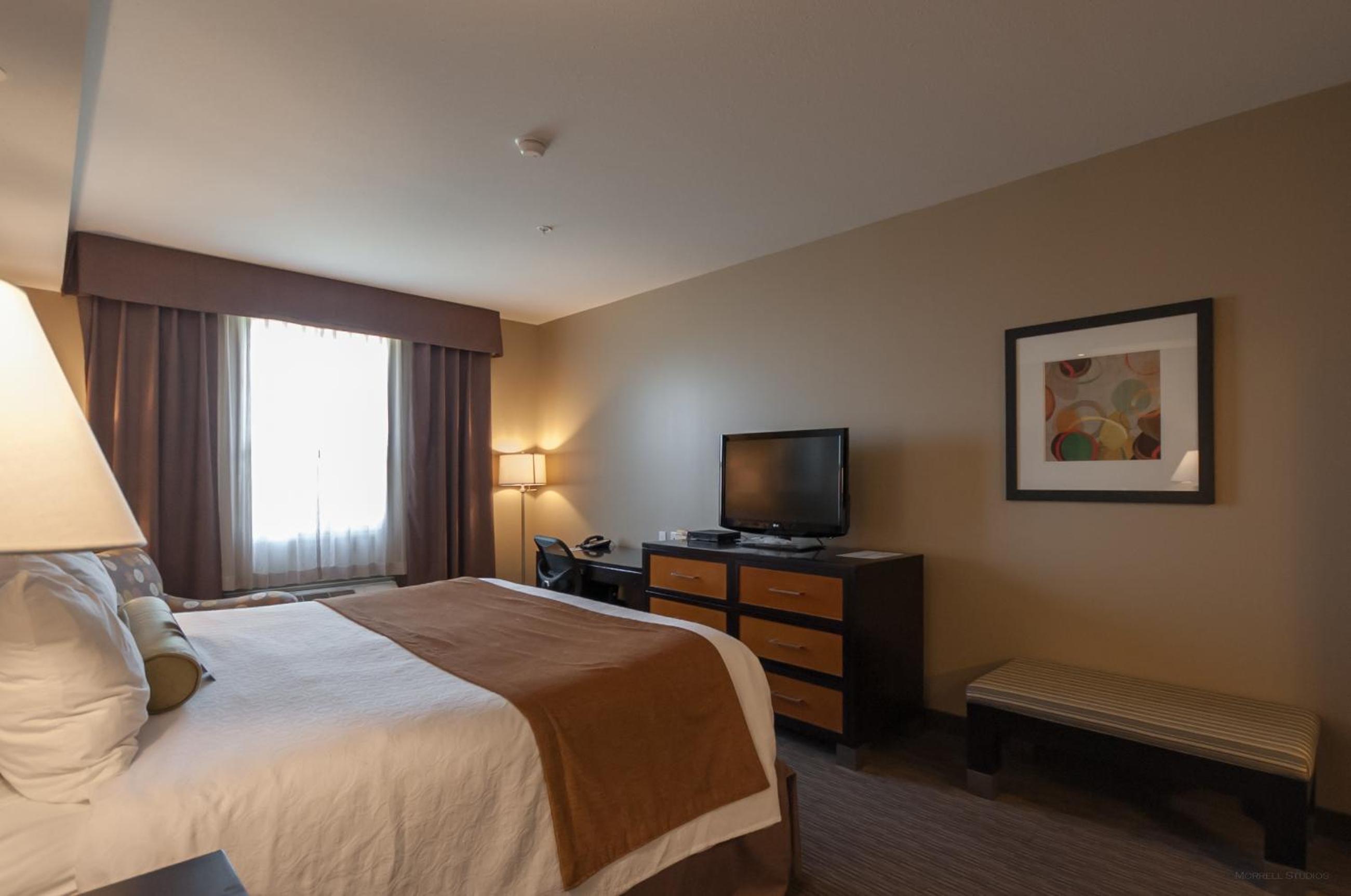 One-Bedroom King Suite with Sofa Bed, Kitchenette and Spa Bath - Non-Smoking