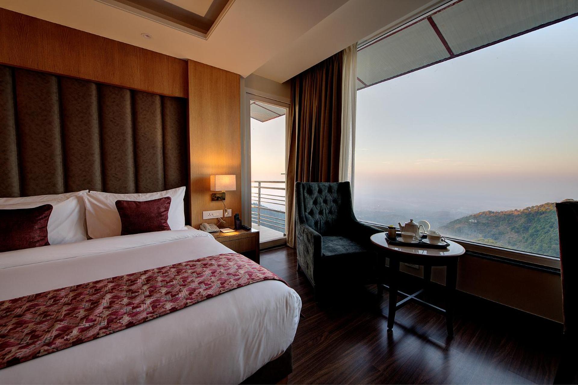 Premium Room with Balcony - Photo 2