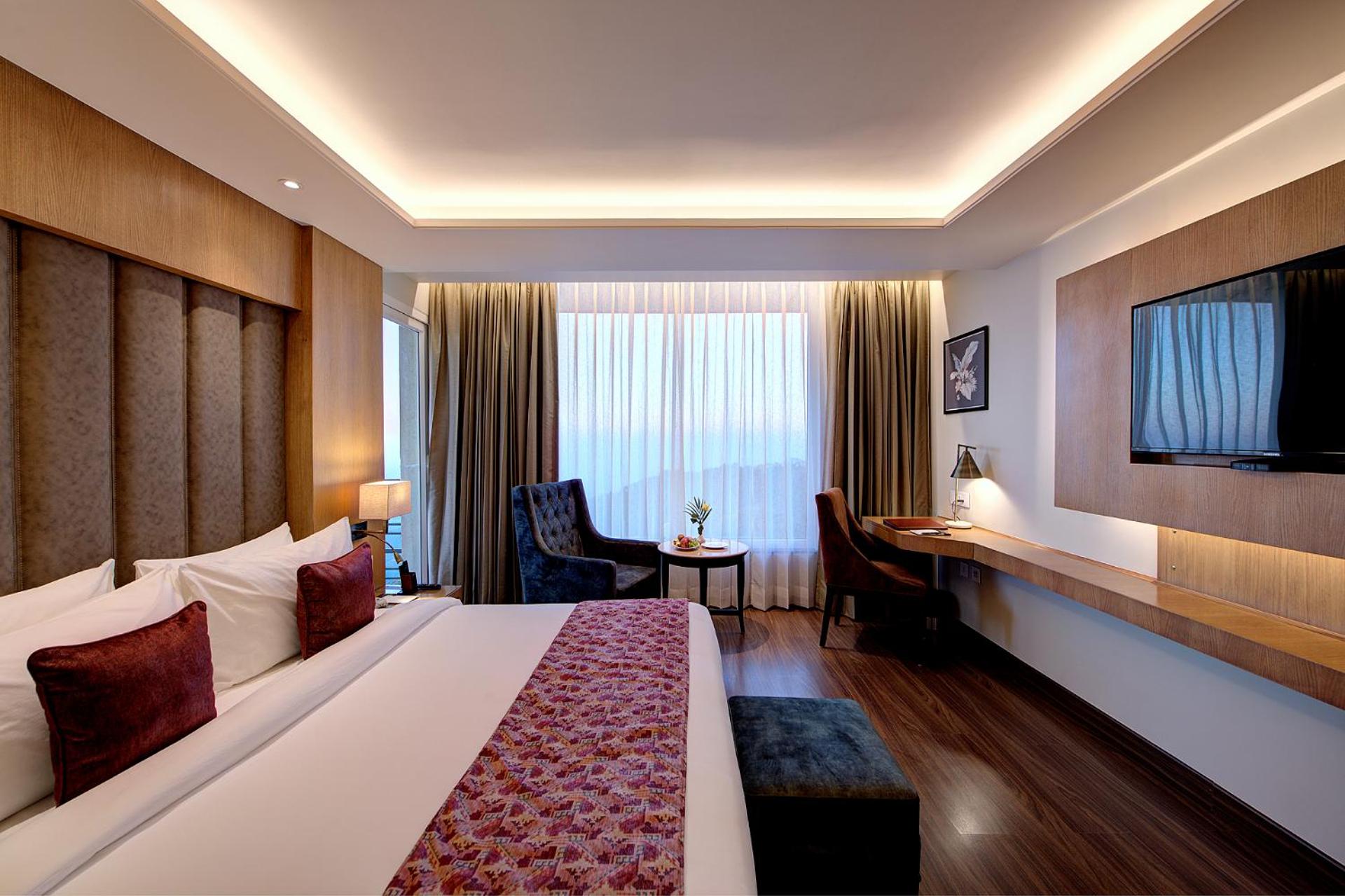 Premium Room with Balcony - Photo 4