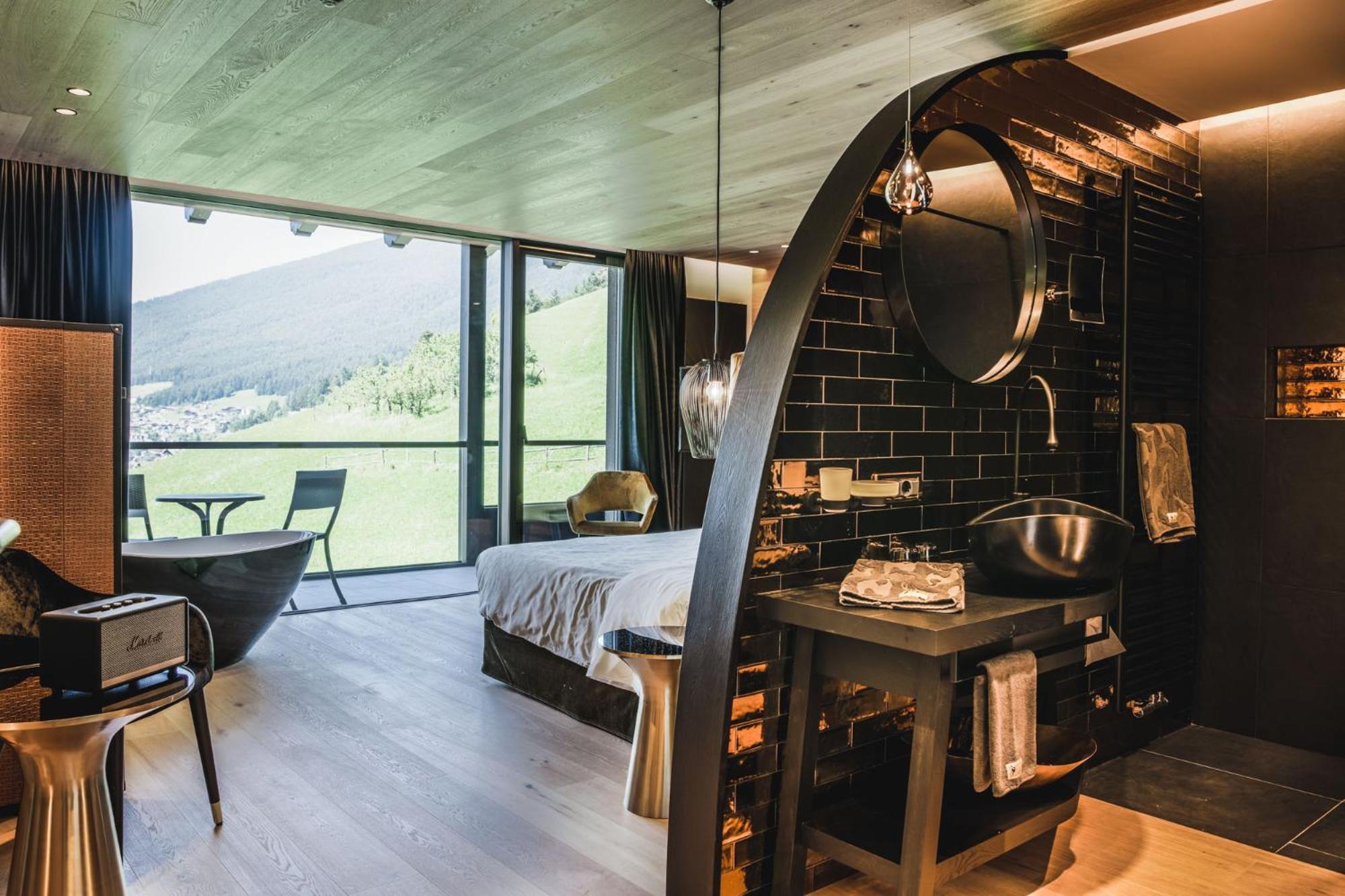 Junior Suite with Mountain View photo 3