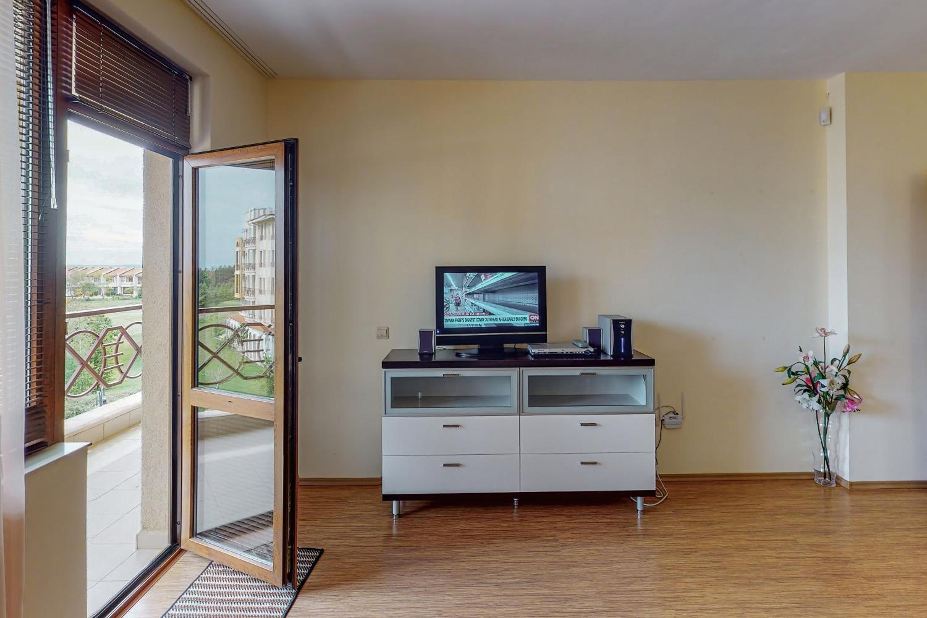 One-Bedroom Apartment with Balcony photo 2