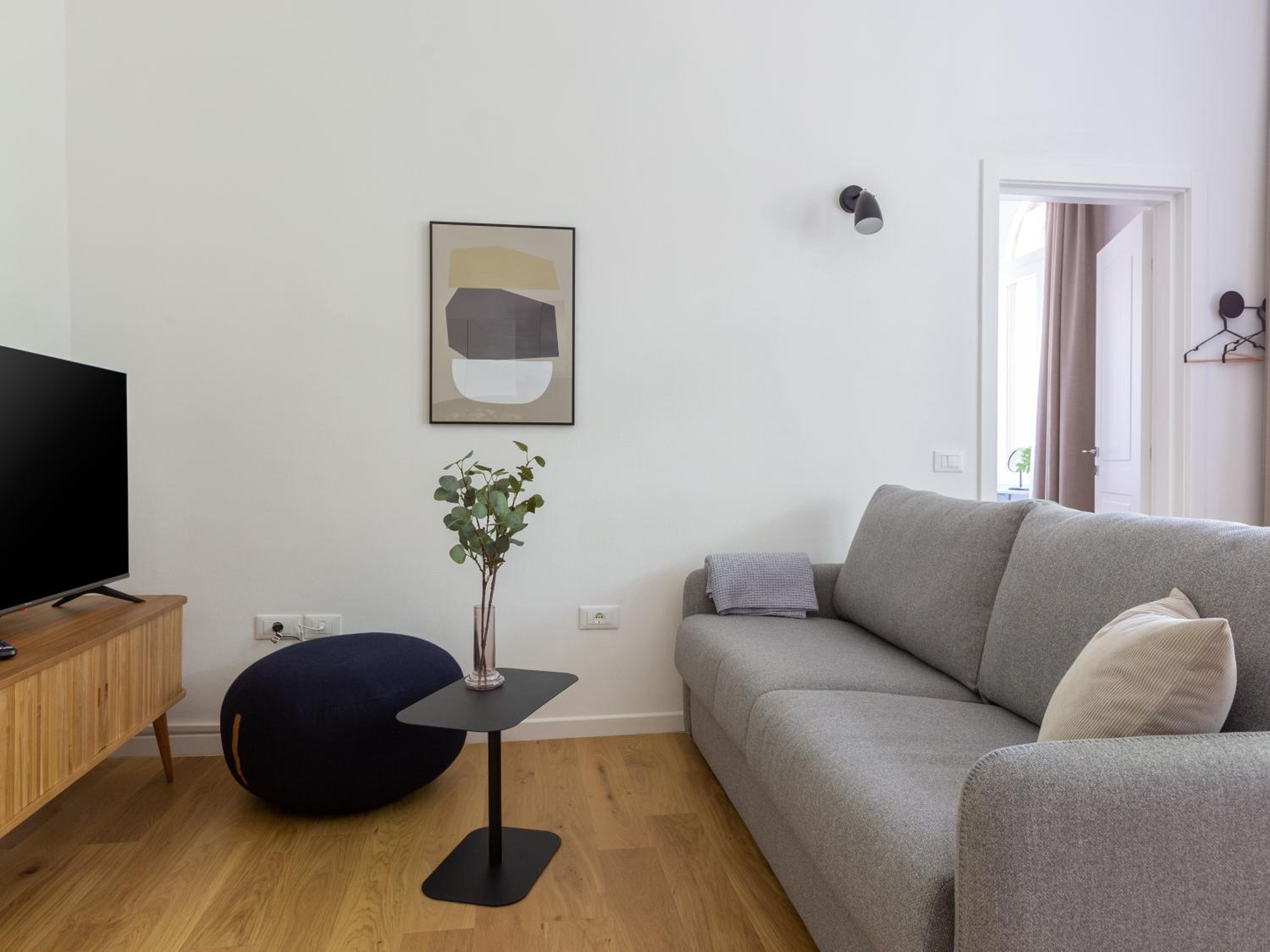 One-Bedroom Suite M with sofa bed photo 2