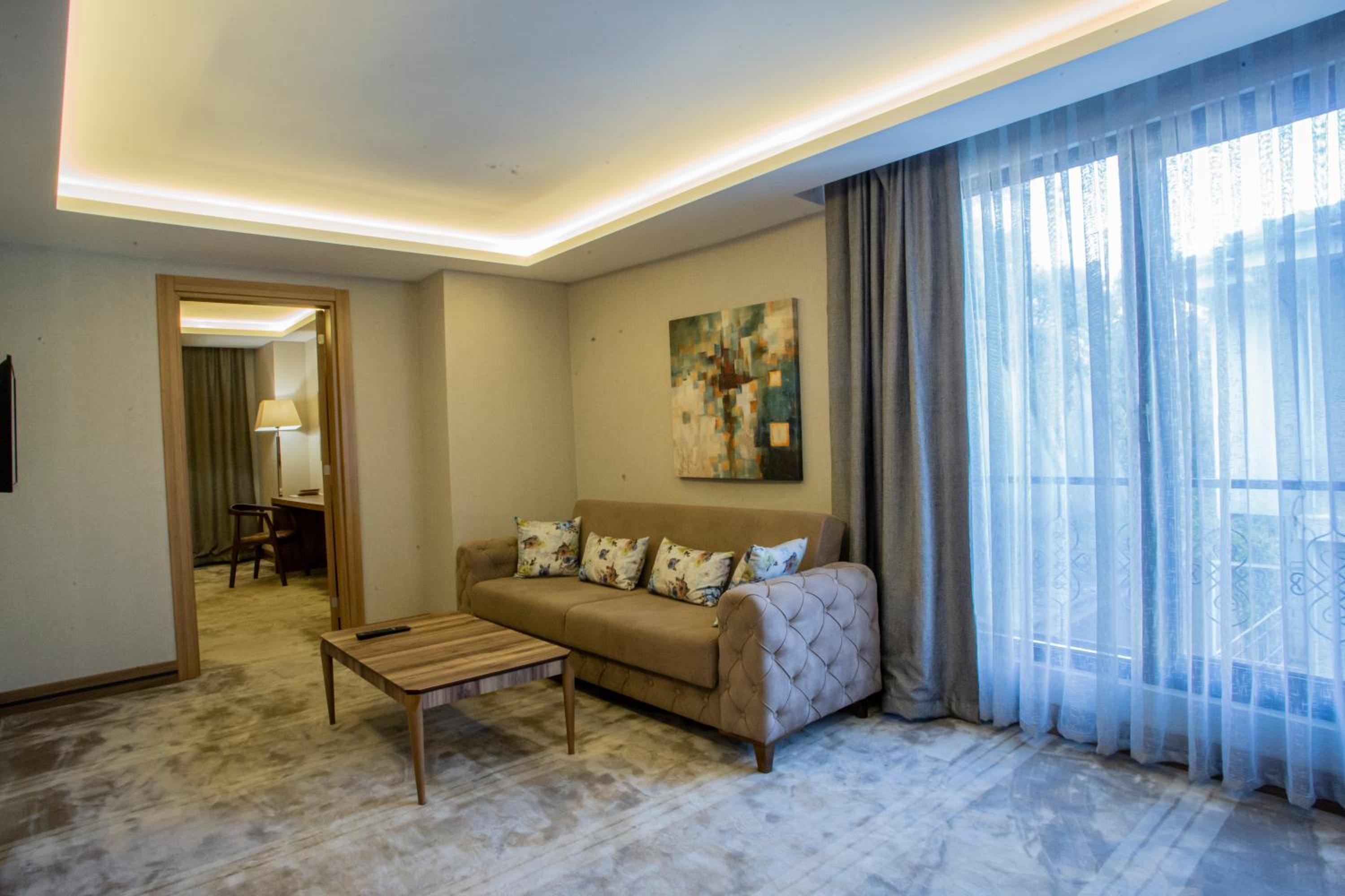 Deluxe Corner Room - Photo 4
