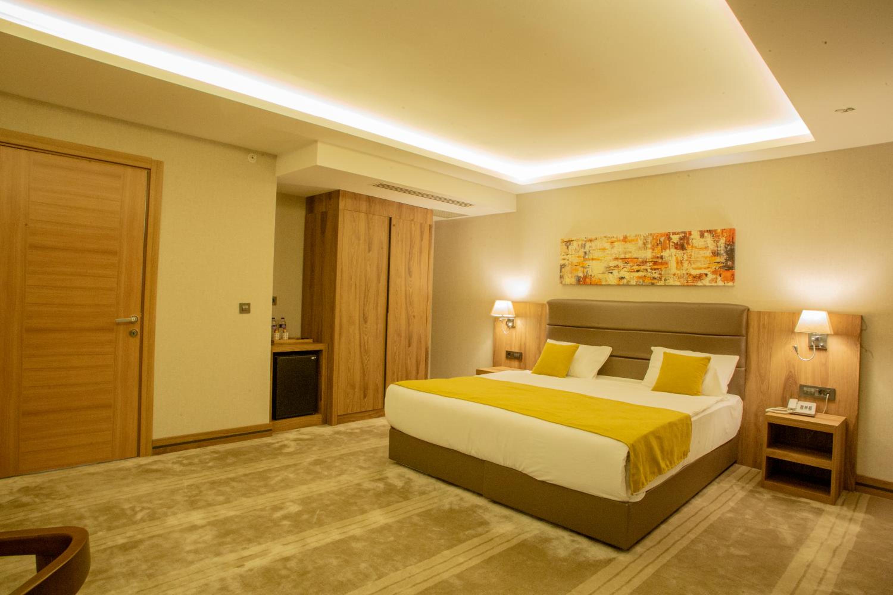 Deluxe Corner Room - Photo 3