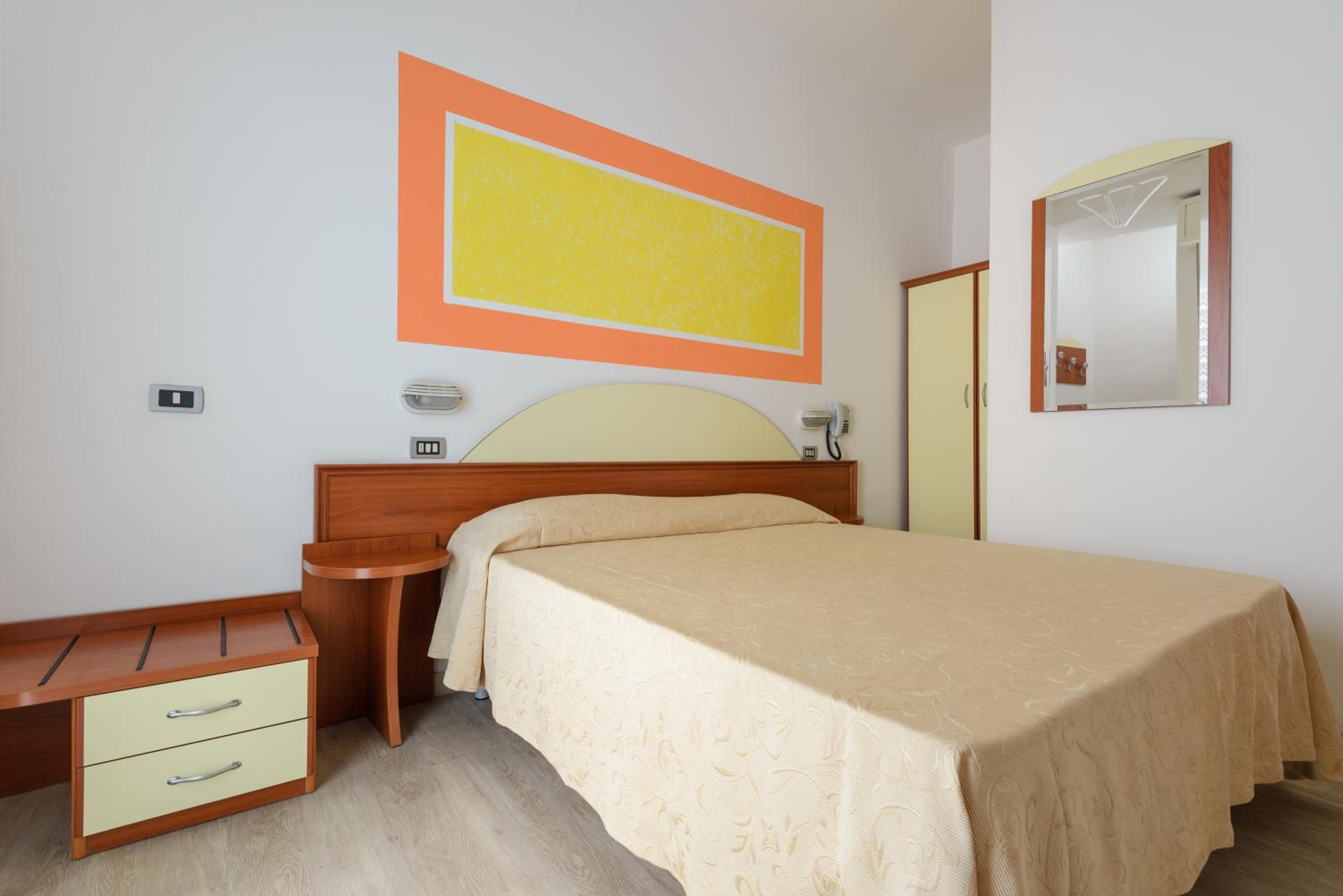 Standard Double or Twin Room with Balcony - Photo 5