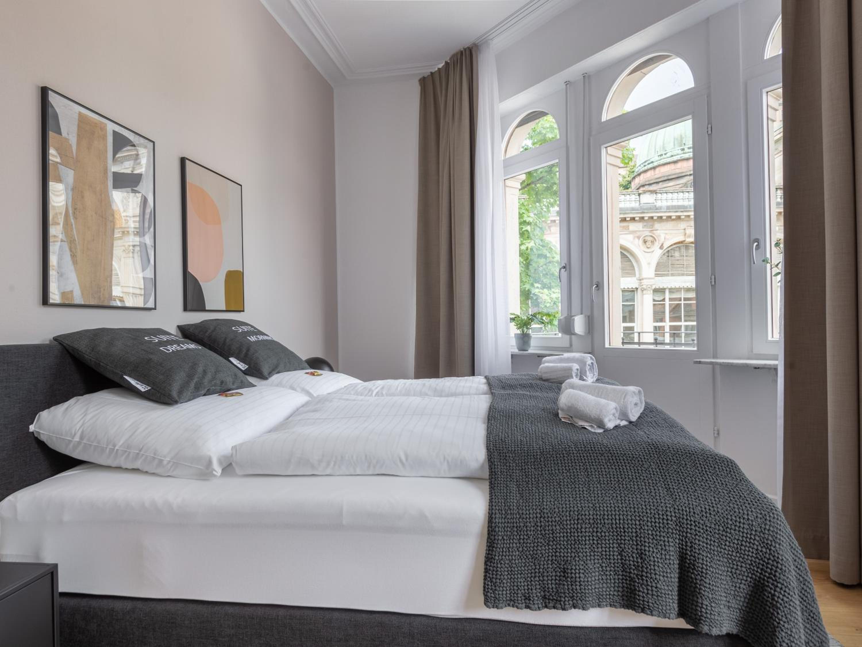 One-Bedroom Suite M with balcony photo 3