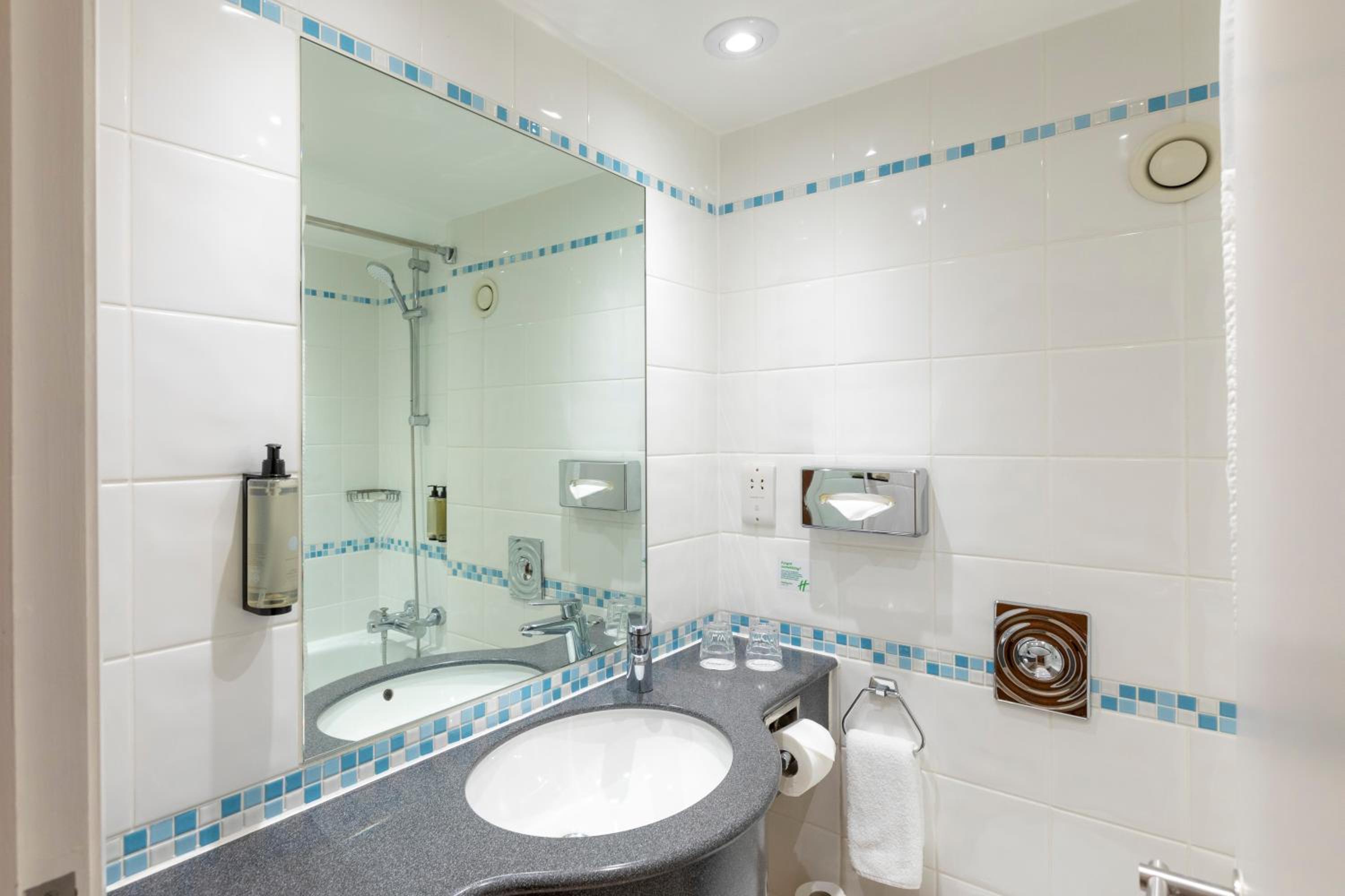 Standard Room with Two Single Beds thumbnail 6