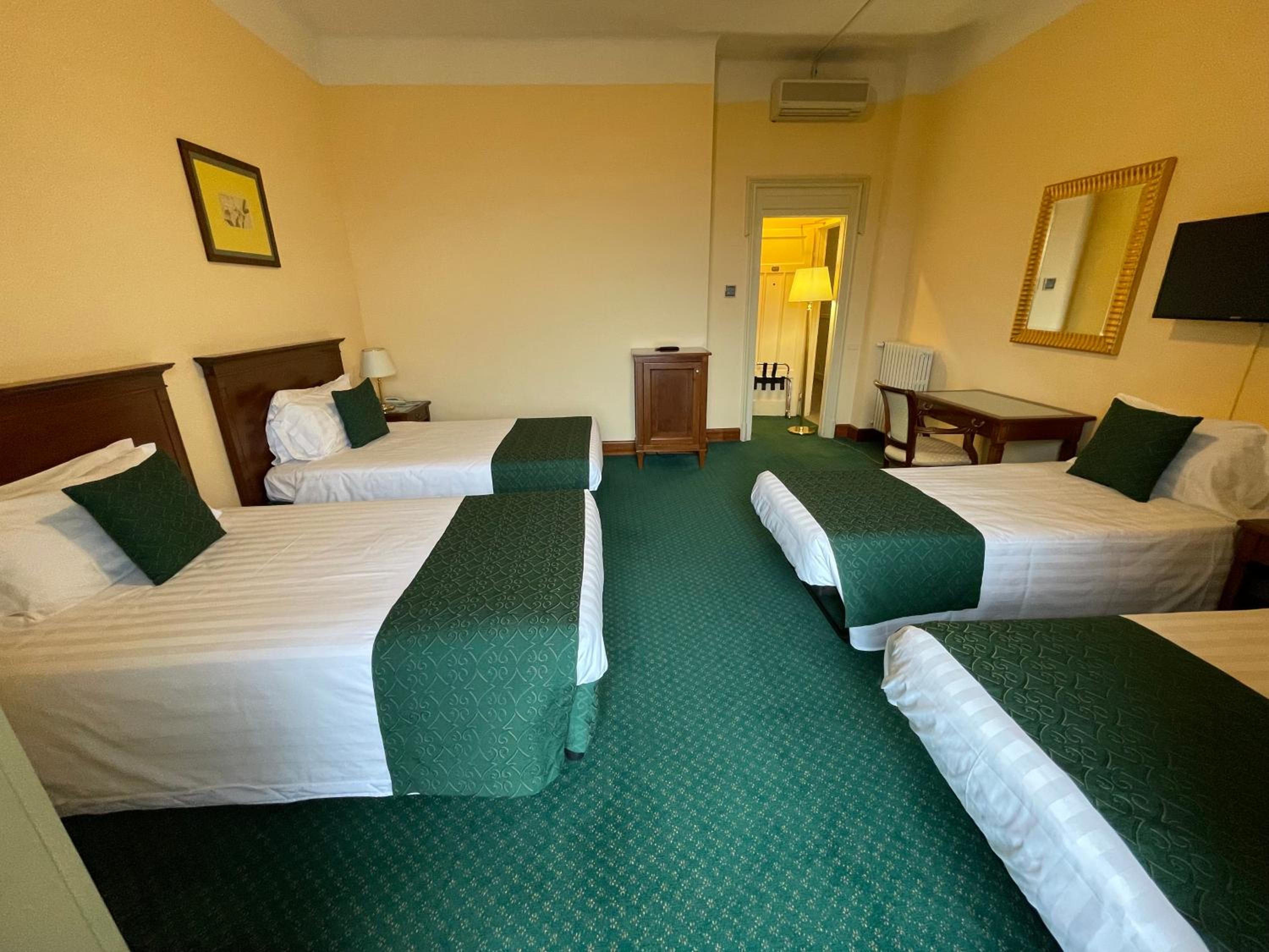 Quadruple Room - Photo 1