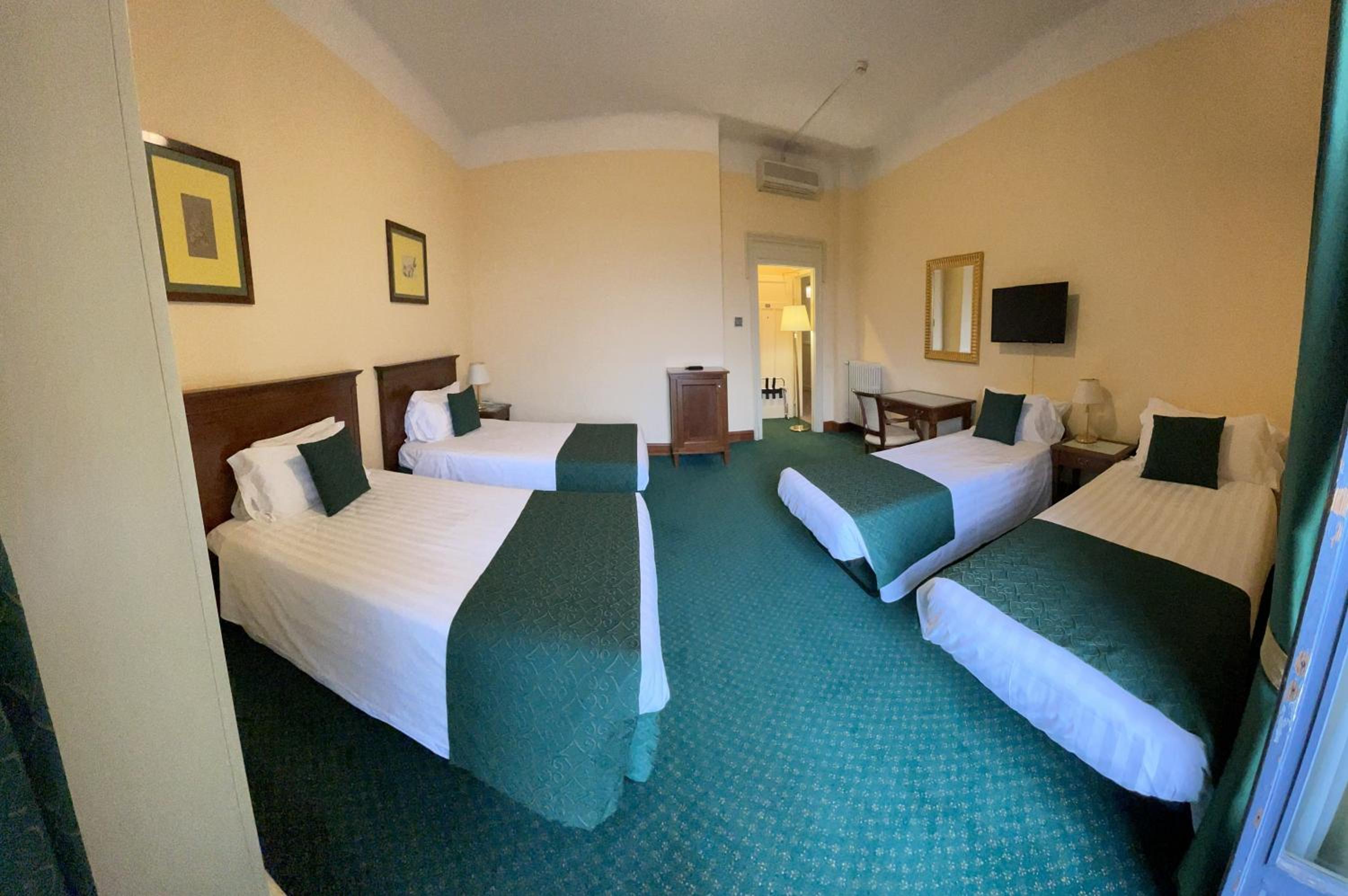 Quadruple Room - Photo 9