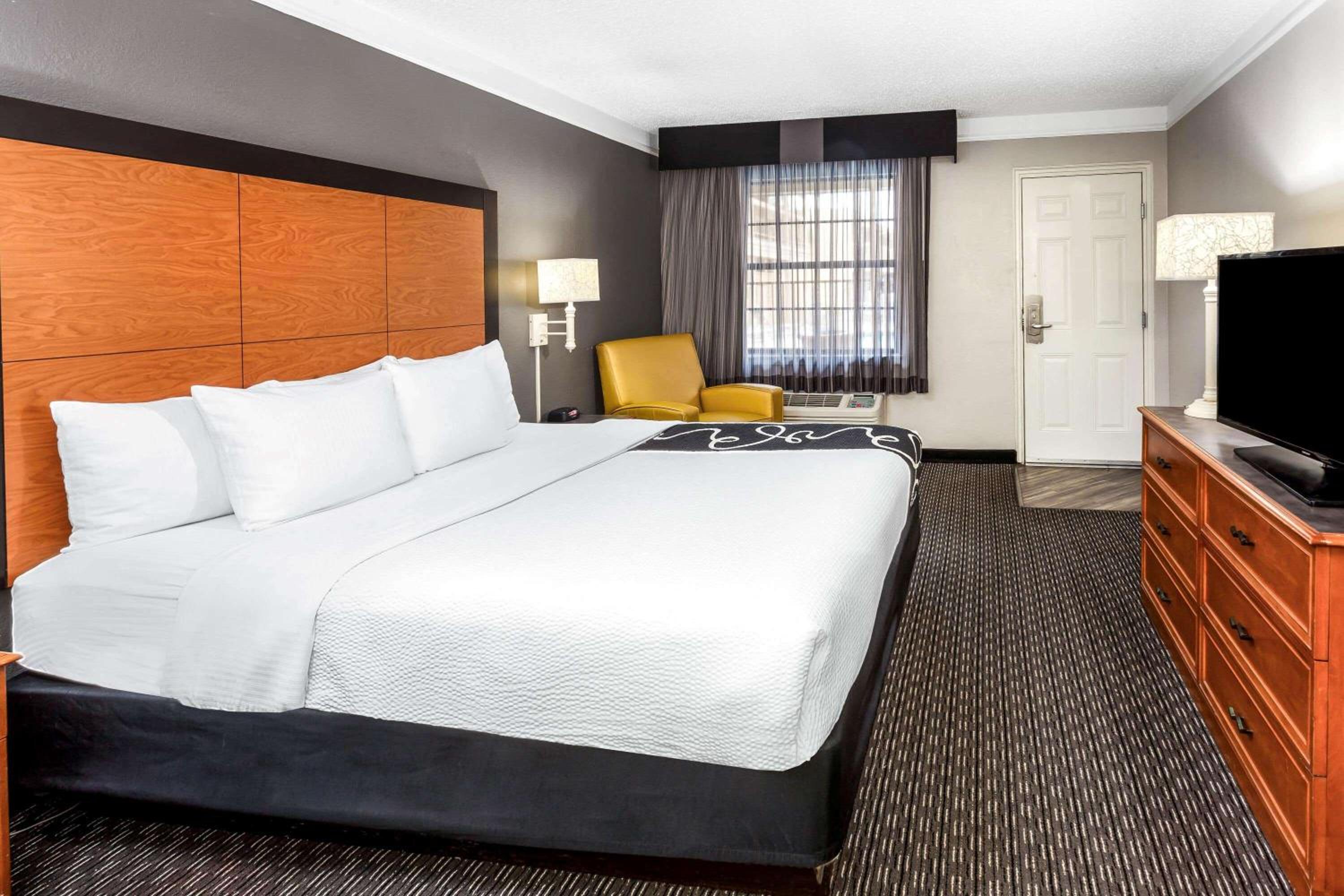 King Room with Roll-In Shower - Mobility/Hearing Accessible - Non-Smoking - Photo 1