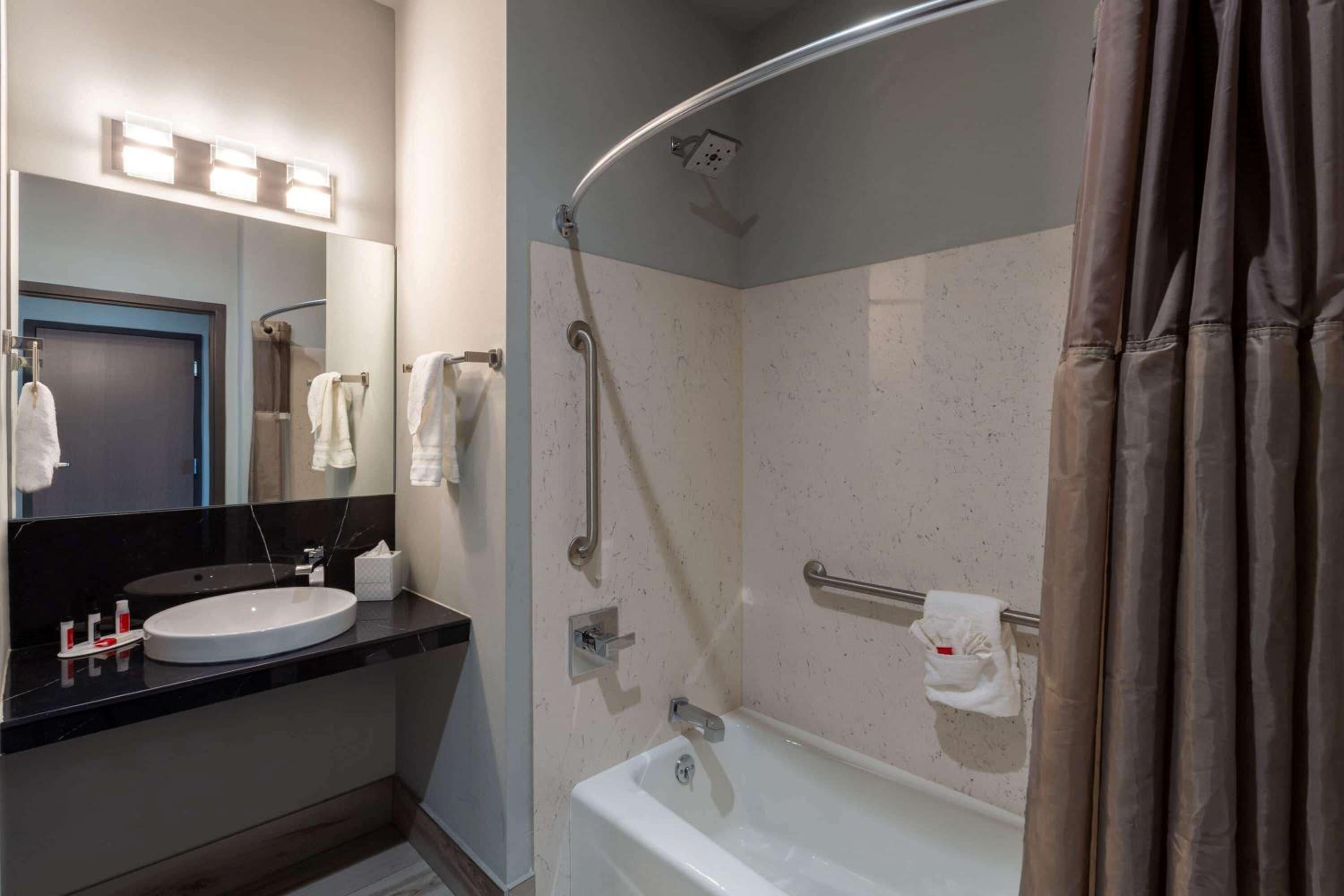 King Studio Suite - Mobility Access/Non-Smoking - Photo 2