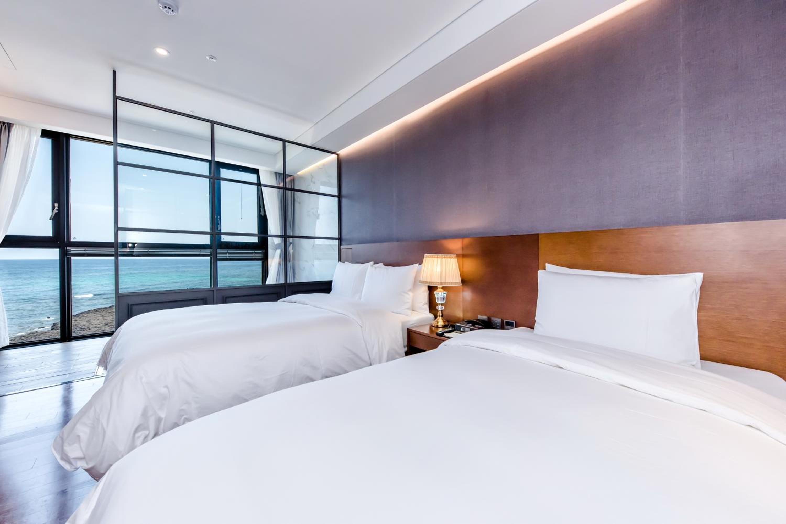 Deluxe Ocean Twin (Breakfast for 2 Included)