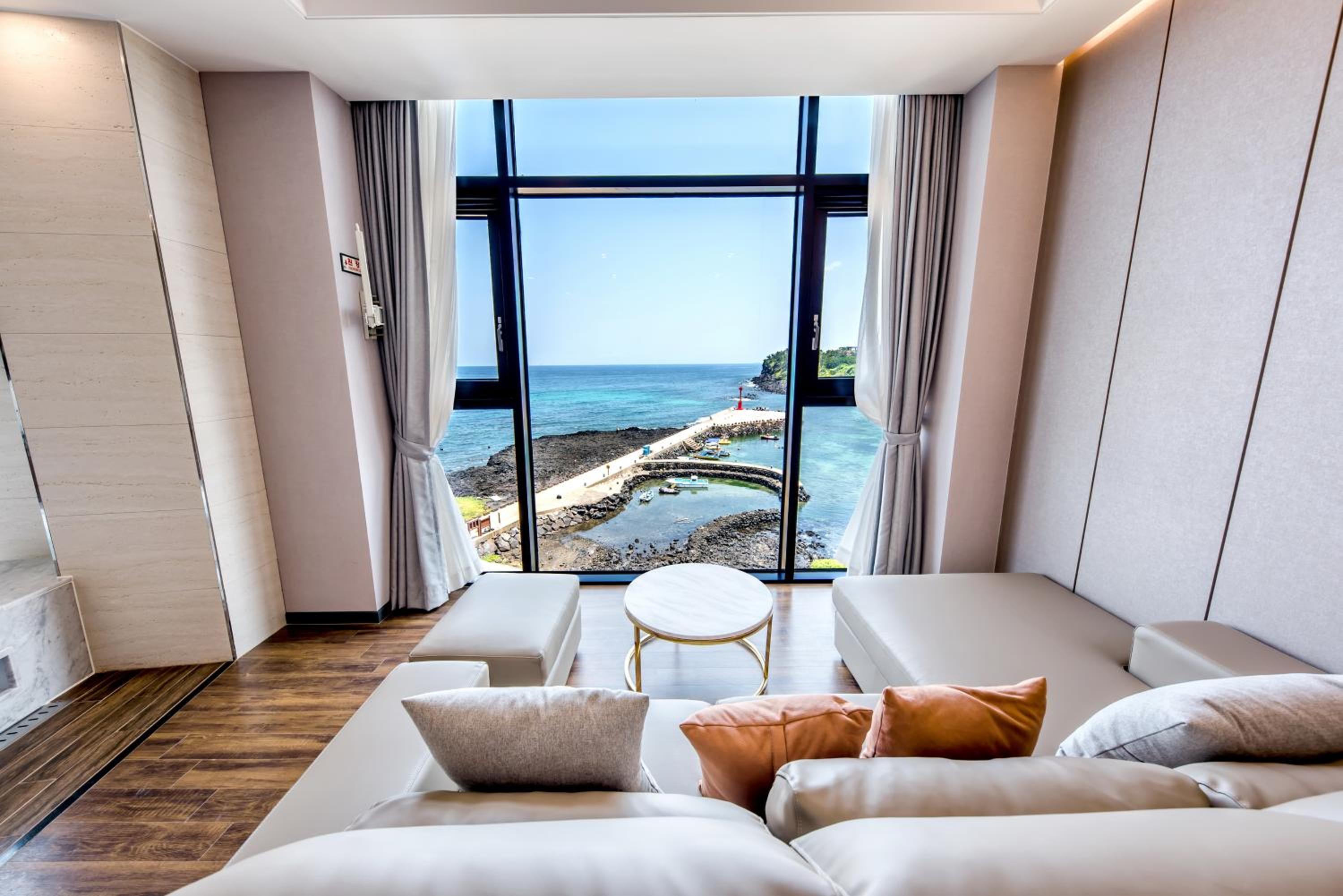Oceano Ocean Suite (Breakfast for 2 Included)