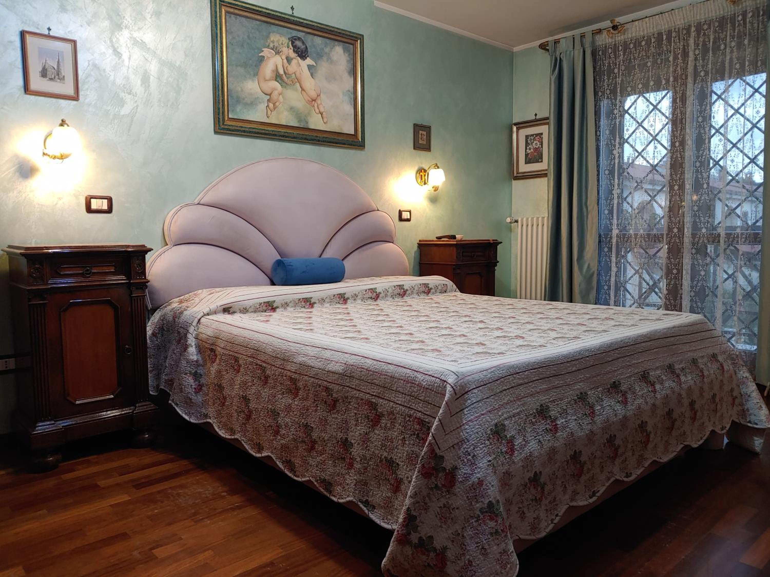 Double Room with Shared Bathroom photo 2