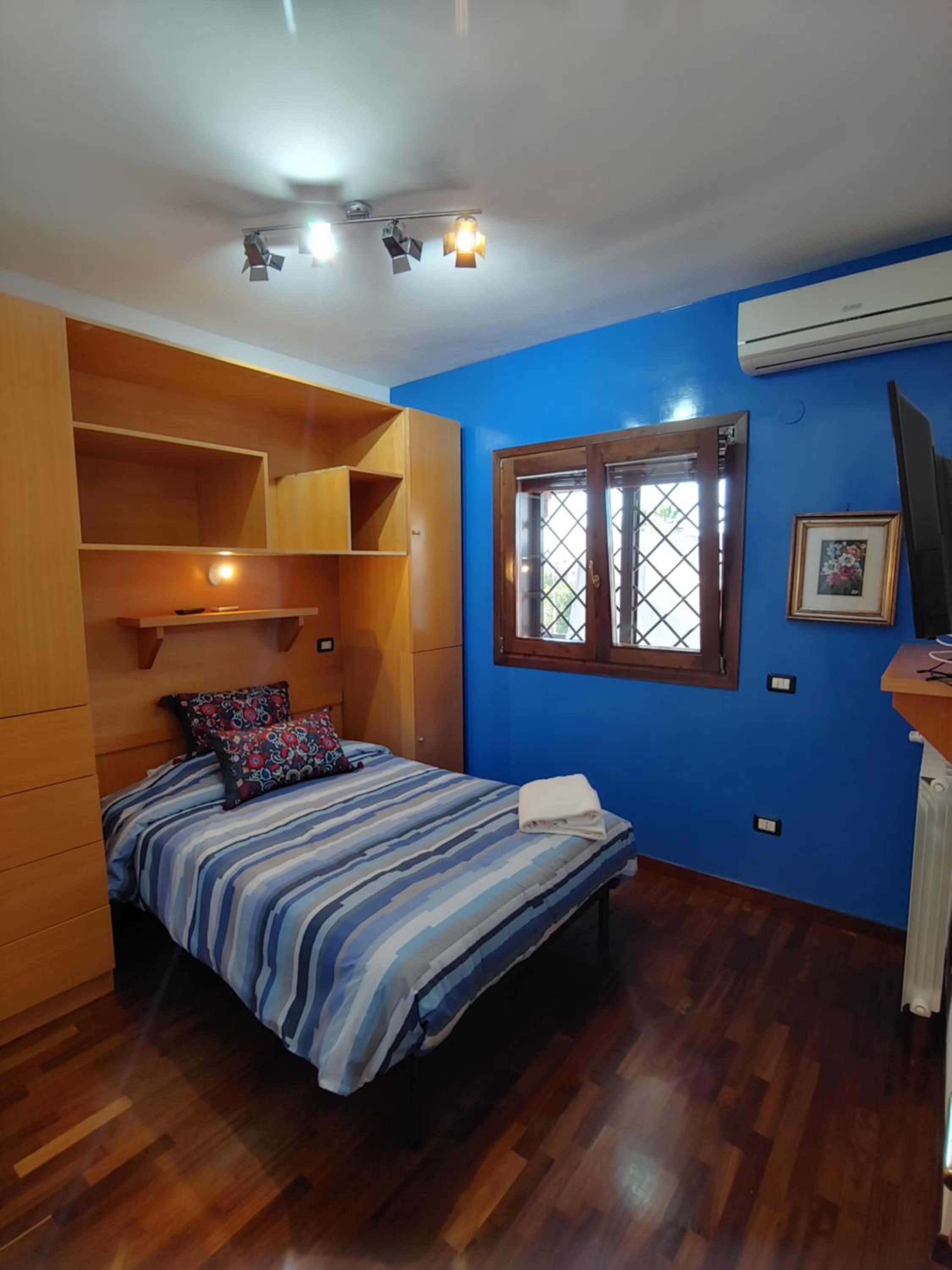 Single Room with Shared Bathroom photo 1
