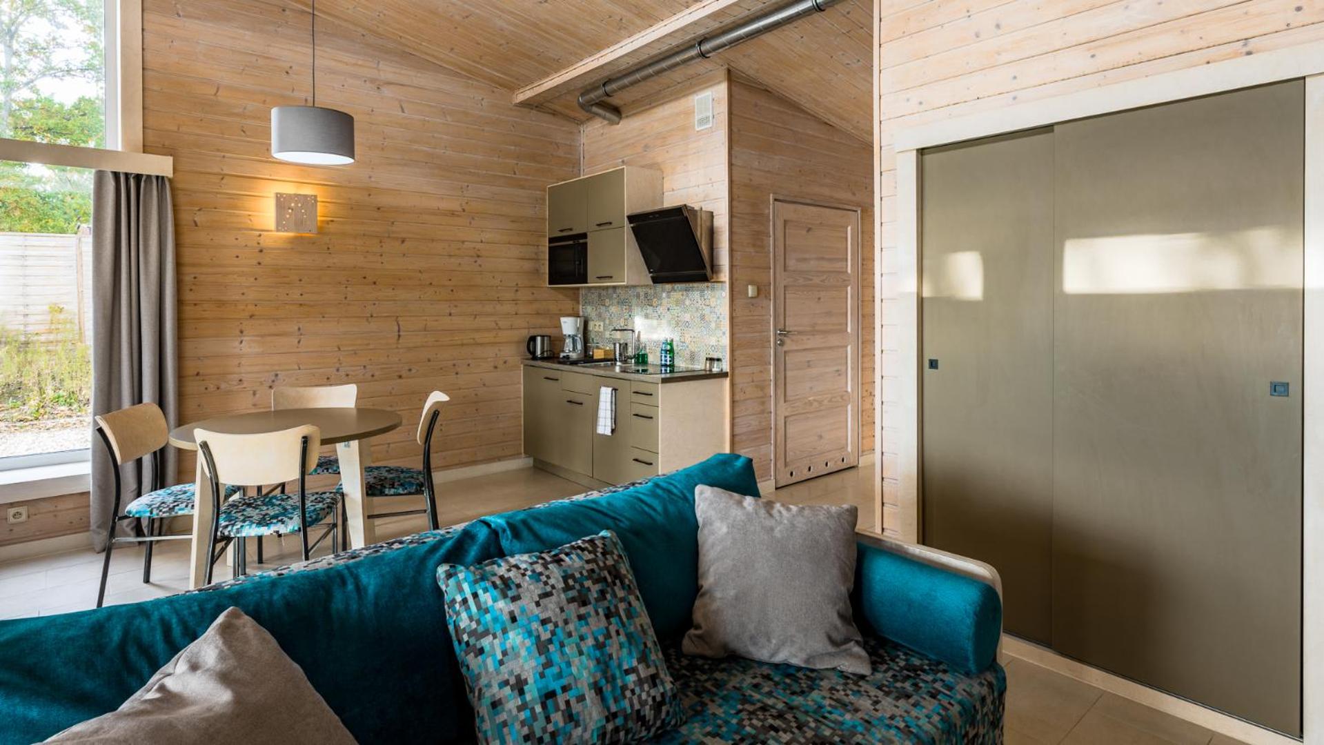 One-Bedroom Apartment with Lake View - Photo 1