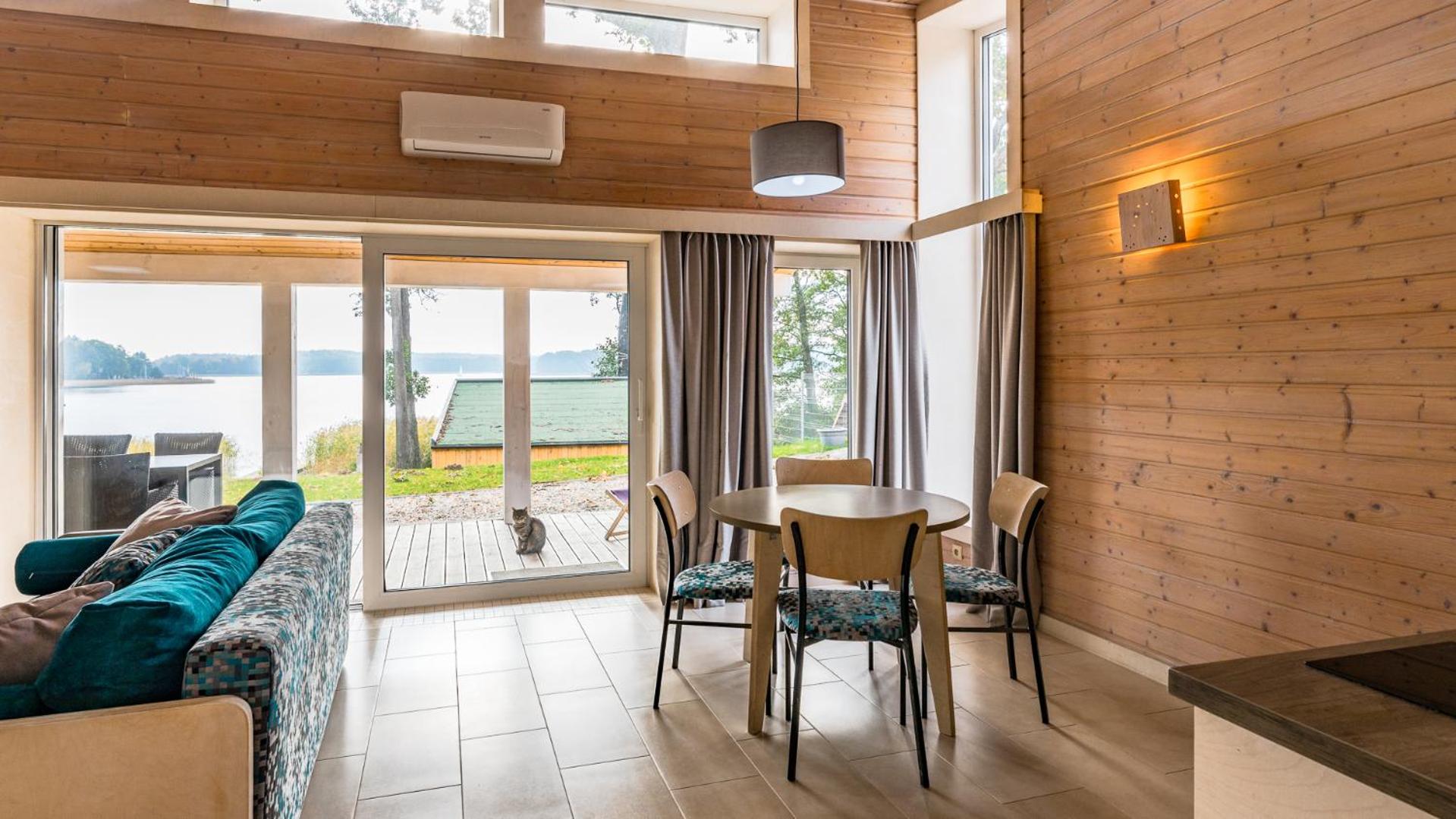 One-Bedroom Apartment with Lake View - Photo 7