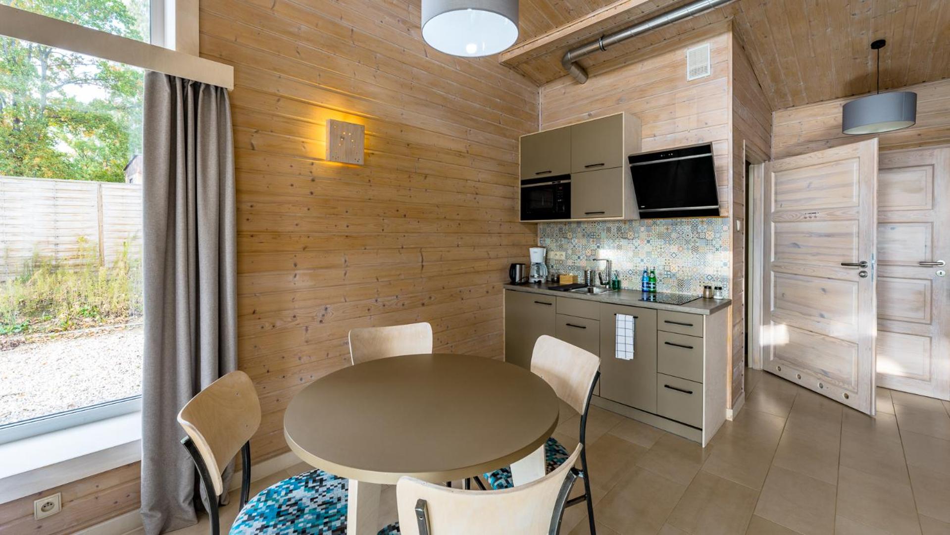 One-Bedroom Apartment with Lake View - Photo 3