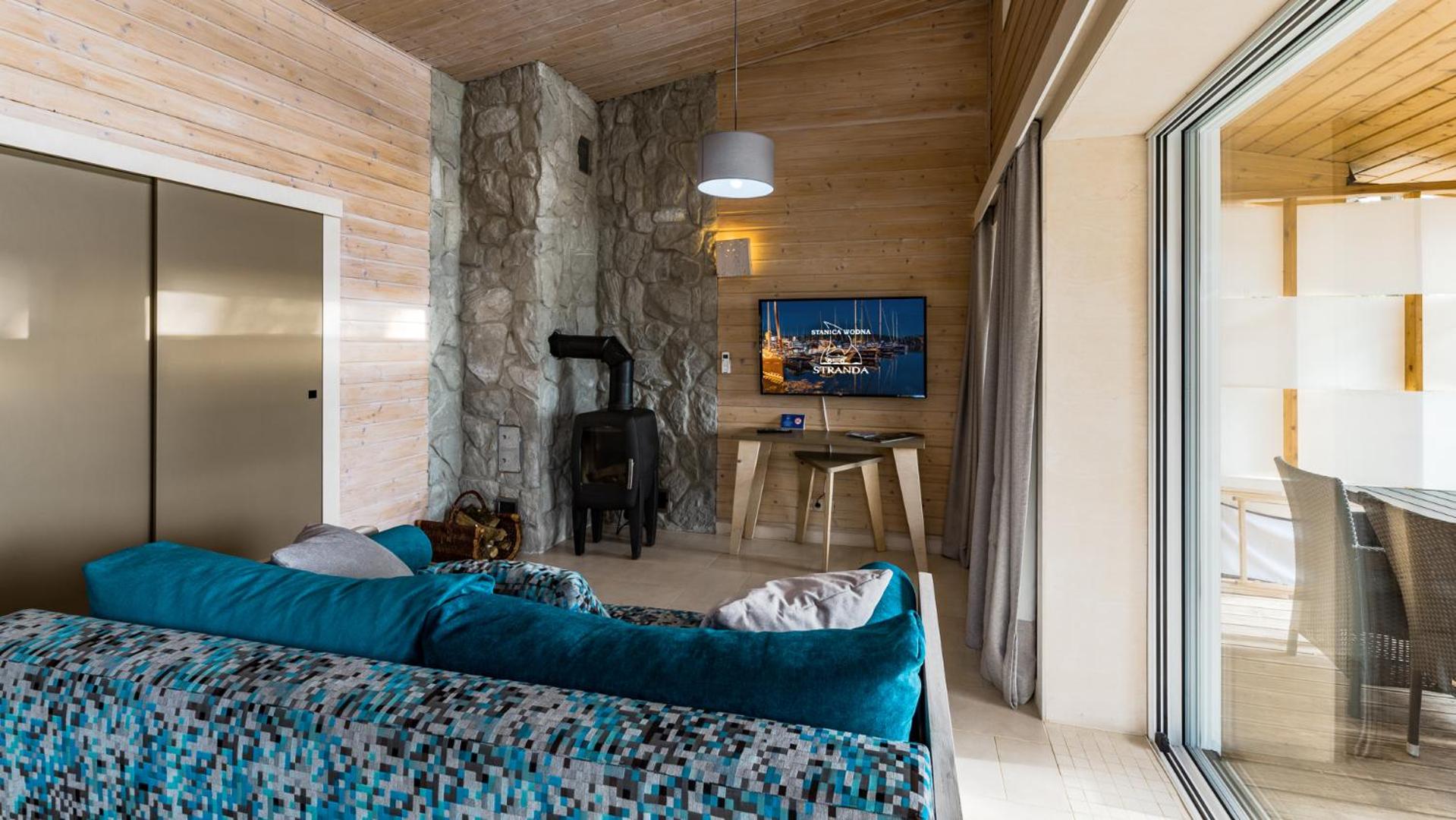 One-Bedroom Apartment with Lake View - Photo 2