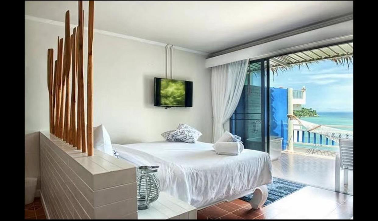 Deluxe Double Room with Balcony and Sea View - Photo 15