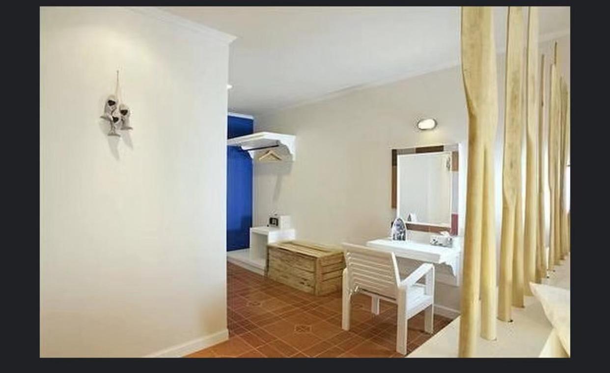 Deluxe Double Room with Balcony and Sea View - Photo 12